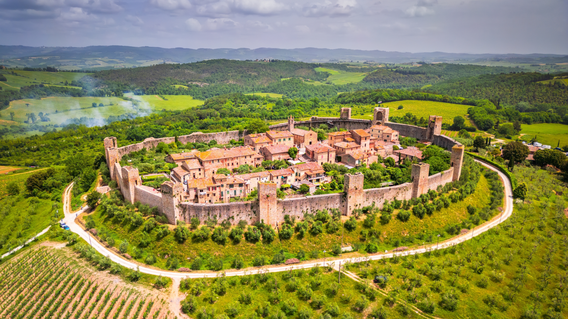 Vista aérea de Monteriggioni amurallado en la Toscana, Italia