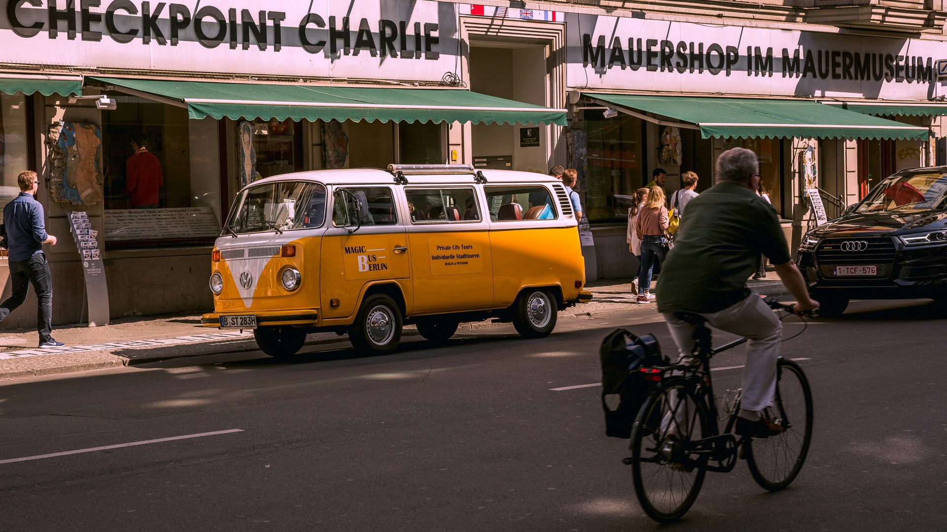Furgoneta Volkswagen amarilla frente al Museo de Checkpoint Charlie en Berlín.