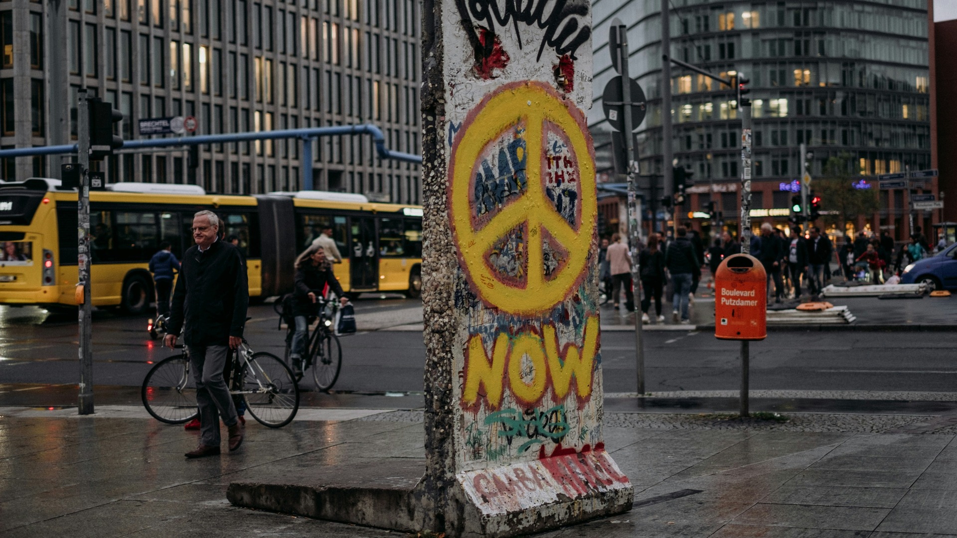 Fragmento del Muro de Berlín con símbolo de paz en Potsdamer Platz.