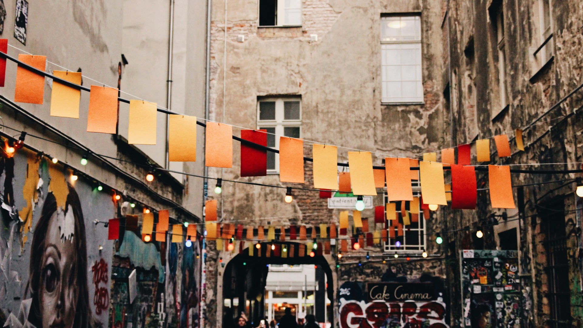 Guirnaldas de colores y grafitis en el callejón artístico de Mitte, Berlín.