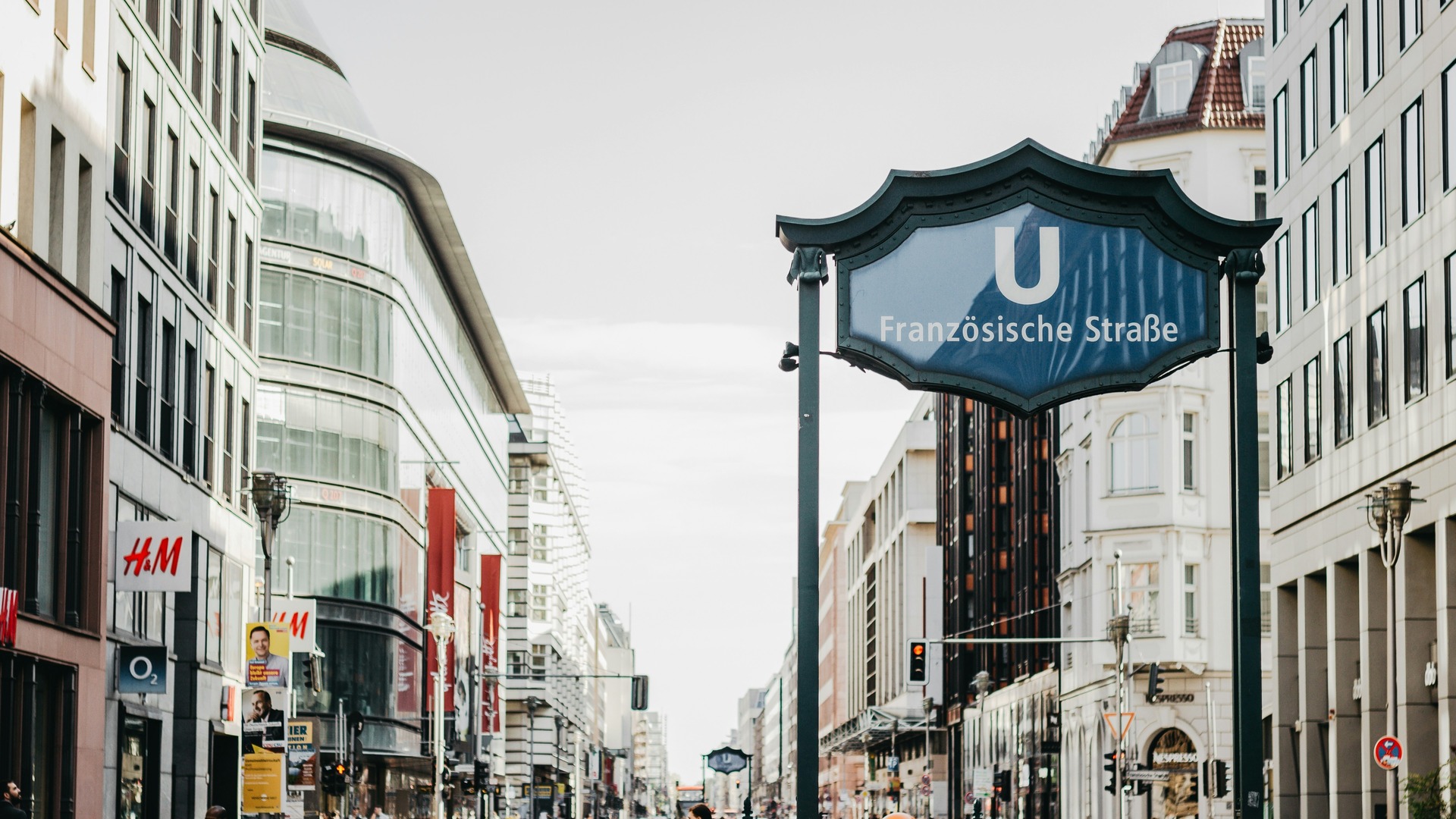Cartel azul de la estación U-Bahn Französische Straße en una calle de Berlín.