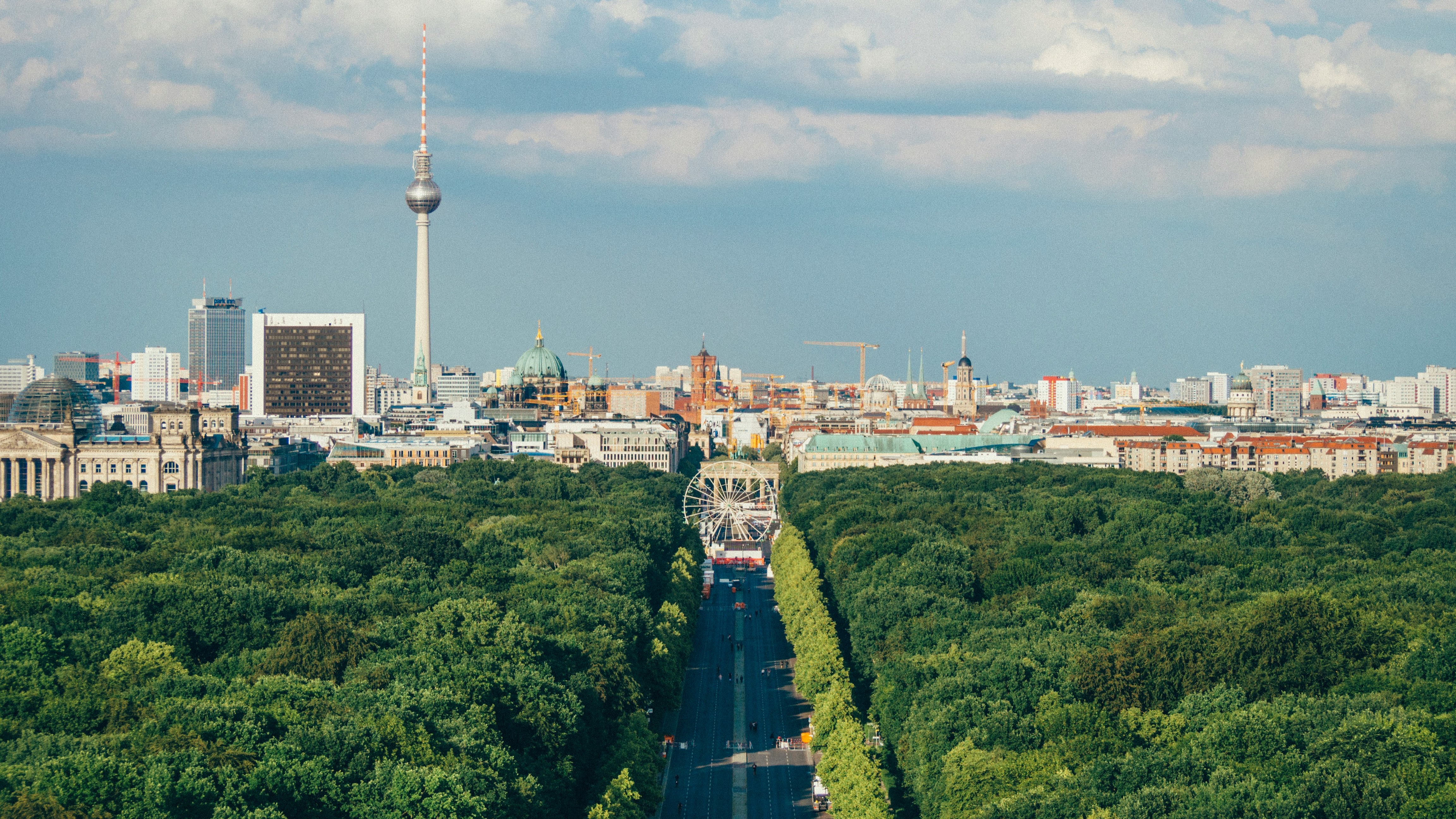 Panorámica de Berlín con el parque Tiergarten y la Torre de TV al fondo.