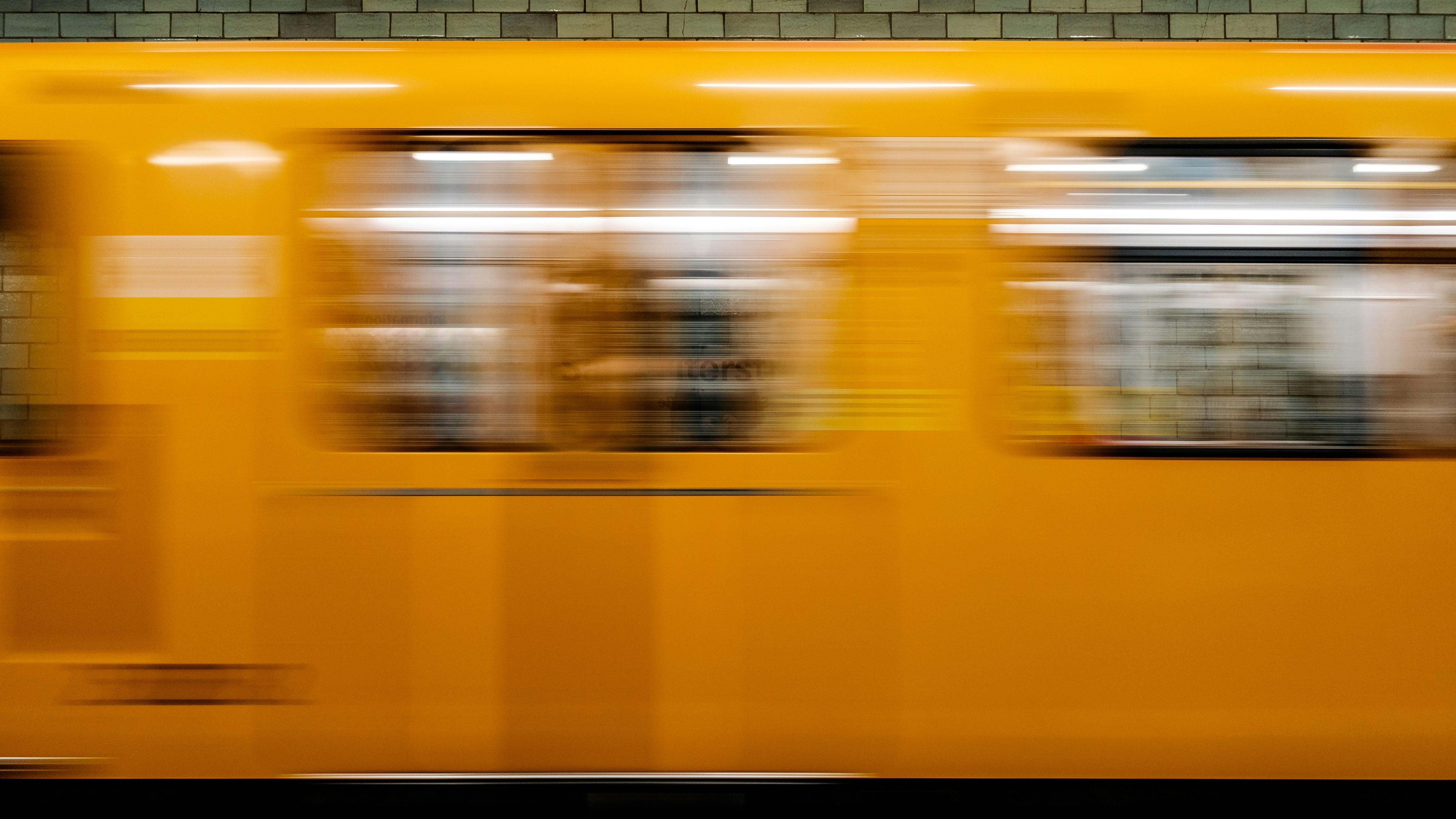 Tren amarillo del U-Bahn de Berlín pasando a gran velocidad