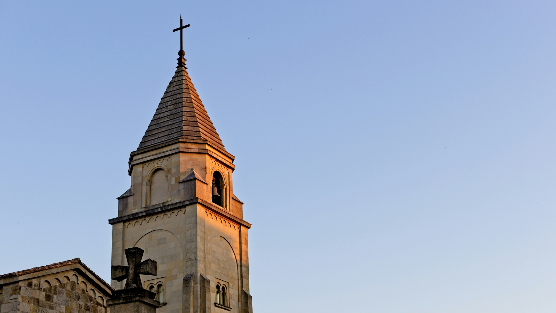 Torre del campanario de la Iglesia de San Pedro en Gijón
