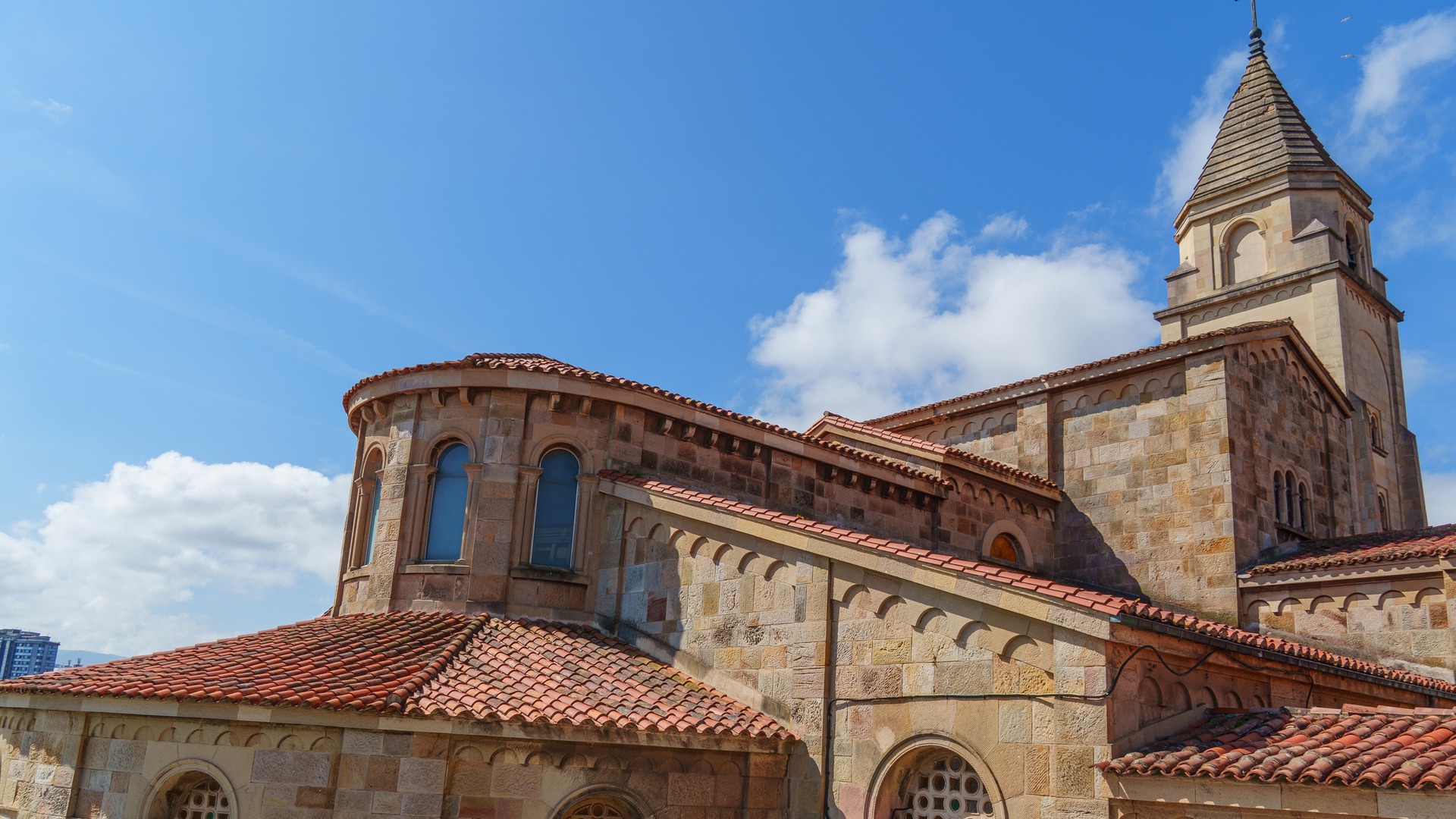 Ábside y torre de la Iglesia de San Pedro en Gijón.