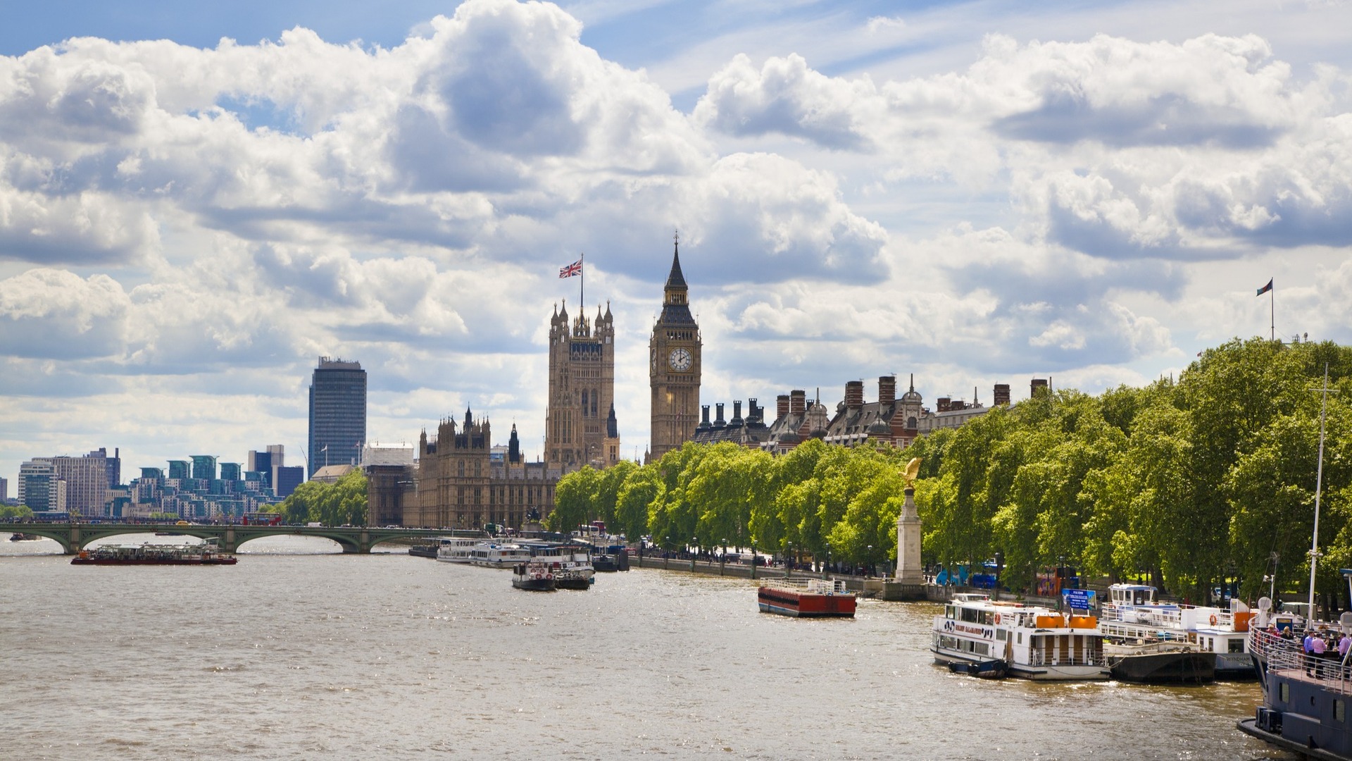 Vista panorámica del Big Ben y el río Támesis en un día nublado en Londres.