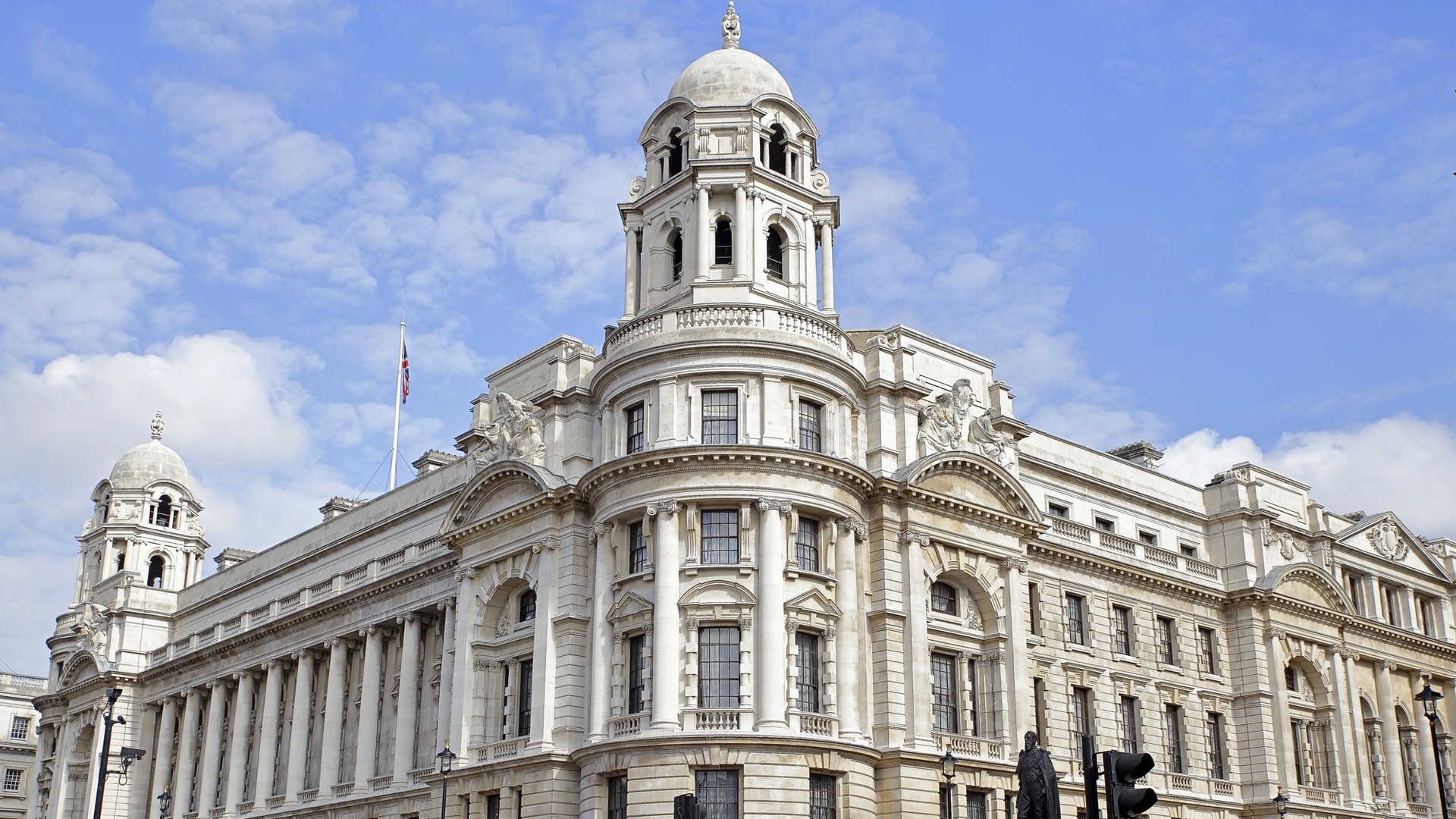 Fachada neoclásica del Old War Office bajo un cielo azul en Londres.