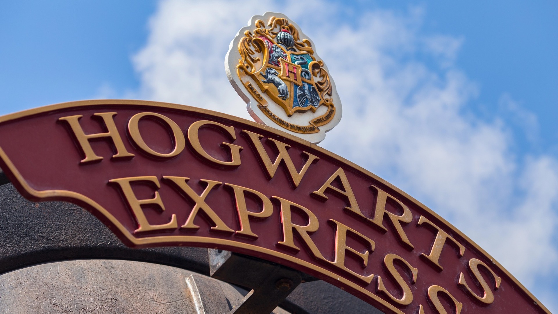 Cartel del Hogwarts Express y escudo del colegio en los estudios de Londres.
