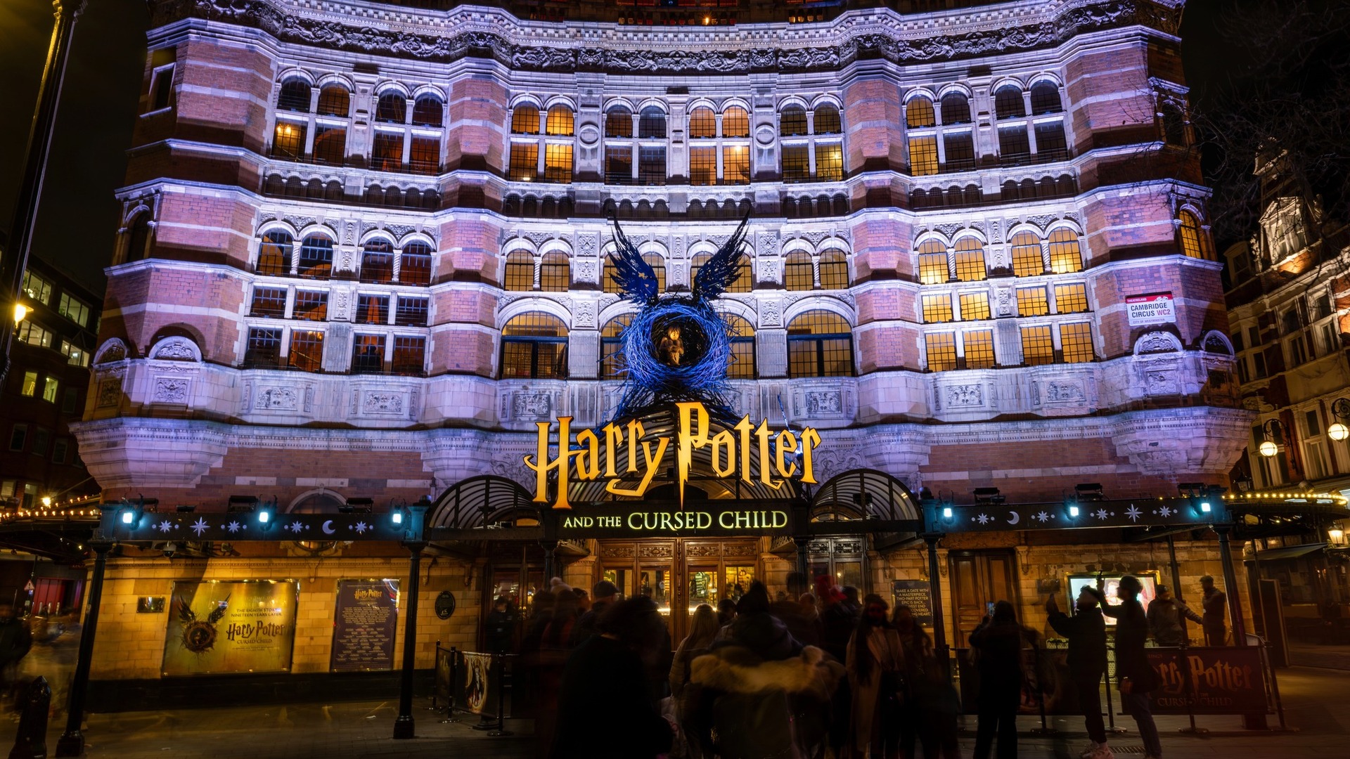 Teatro Palace iluminado para la obra Harry Potter and the Cursed Child, Londres.