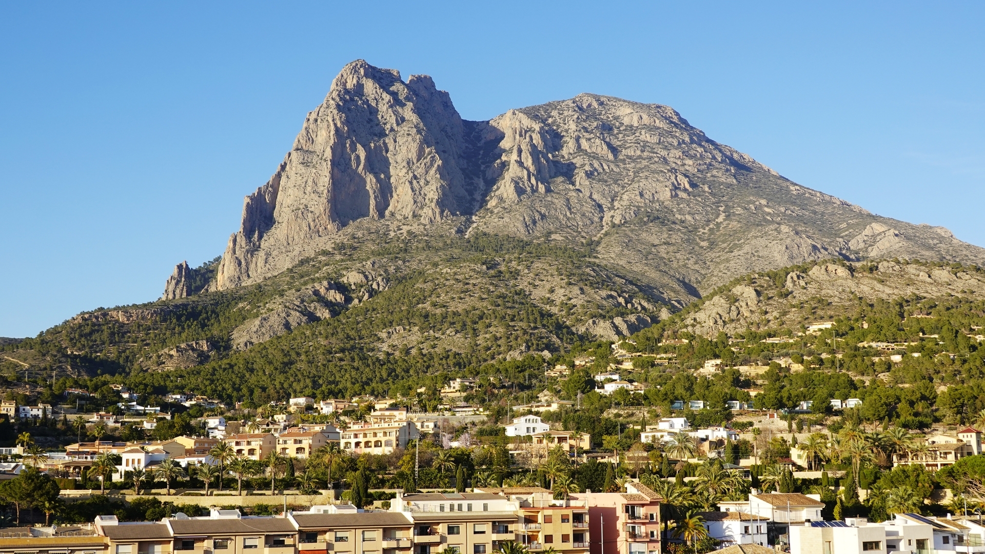 Vista de la montaña Puig Campana desde Finestrat pueblo cercano a Benidorm, España