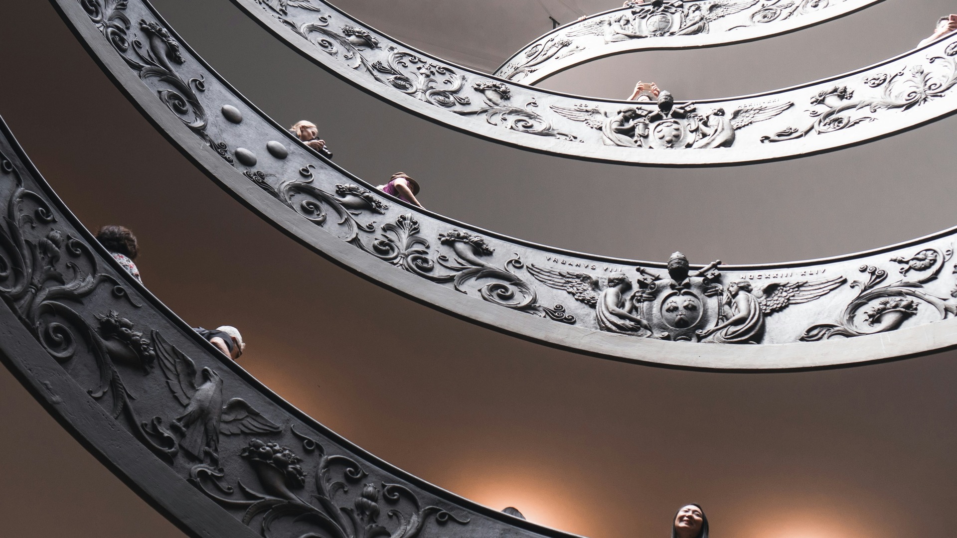 Detalle de los relieves en la escalera de caracol de los Museos Vaticanos