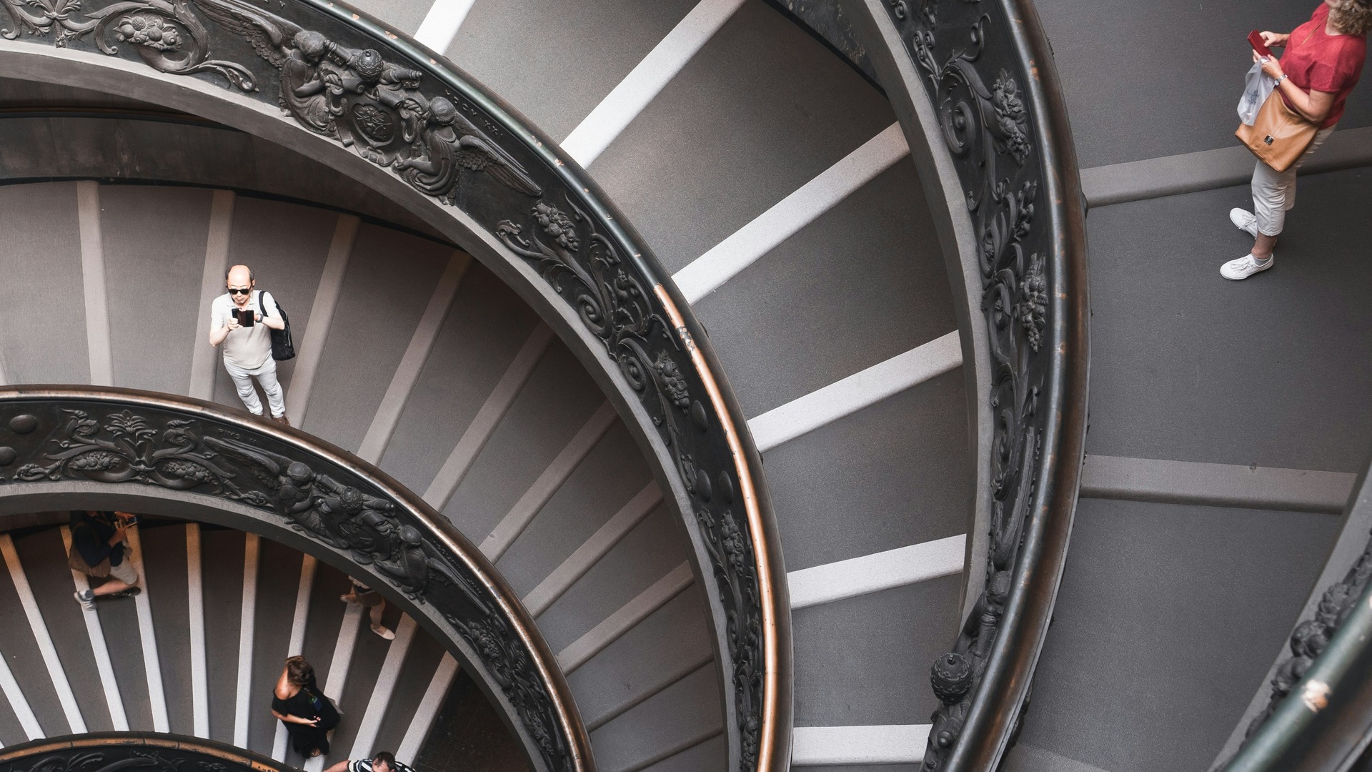 Turistas bajando por la escalera de caracol de los Museos Vaticanos
