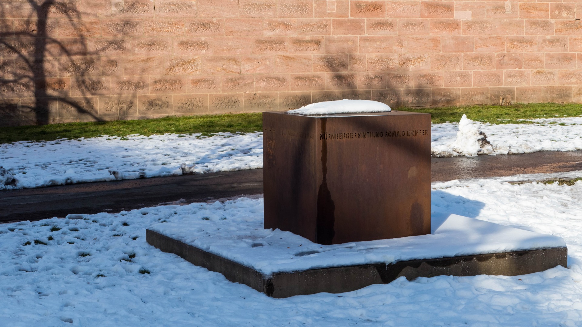 Monumento cúbico a los Sinti y Roma víctimas del nazismo bajo la nieve en Berlín.