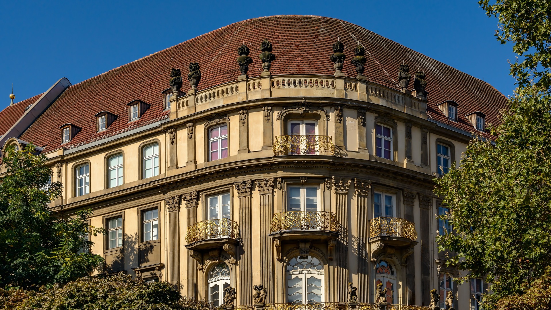 Fachada neobarroca con balcones dorados del Palacio de Ephraim en Berlín.