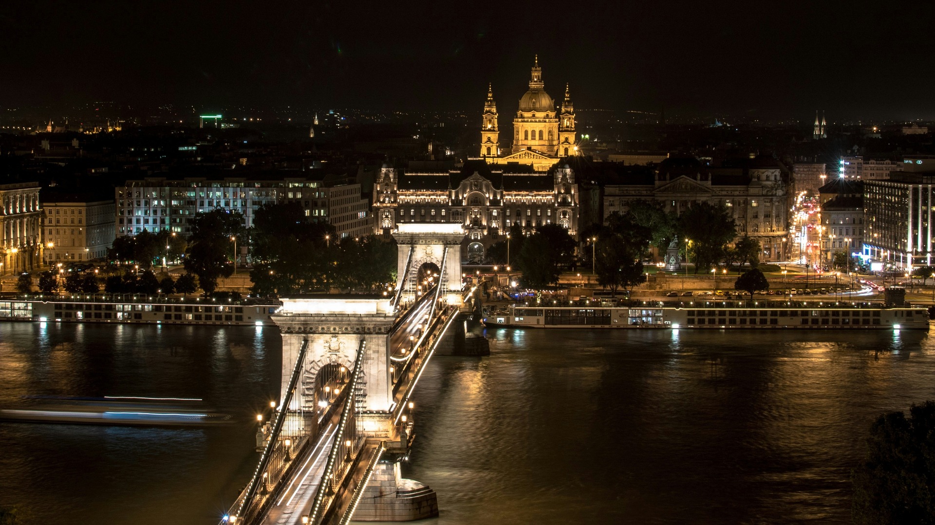 Vista aérea del puente de las cadenas iluminado de noche