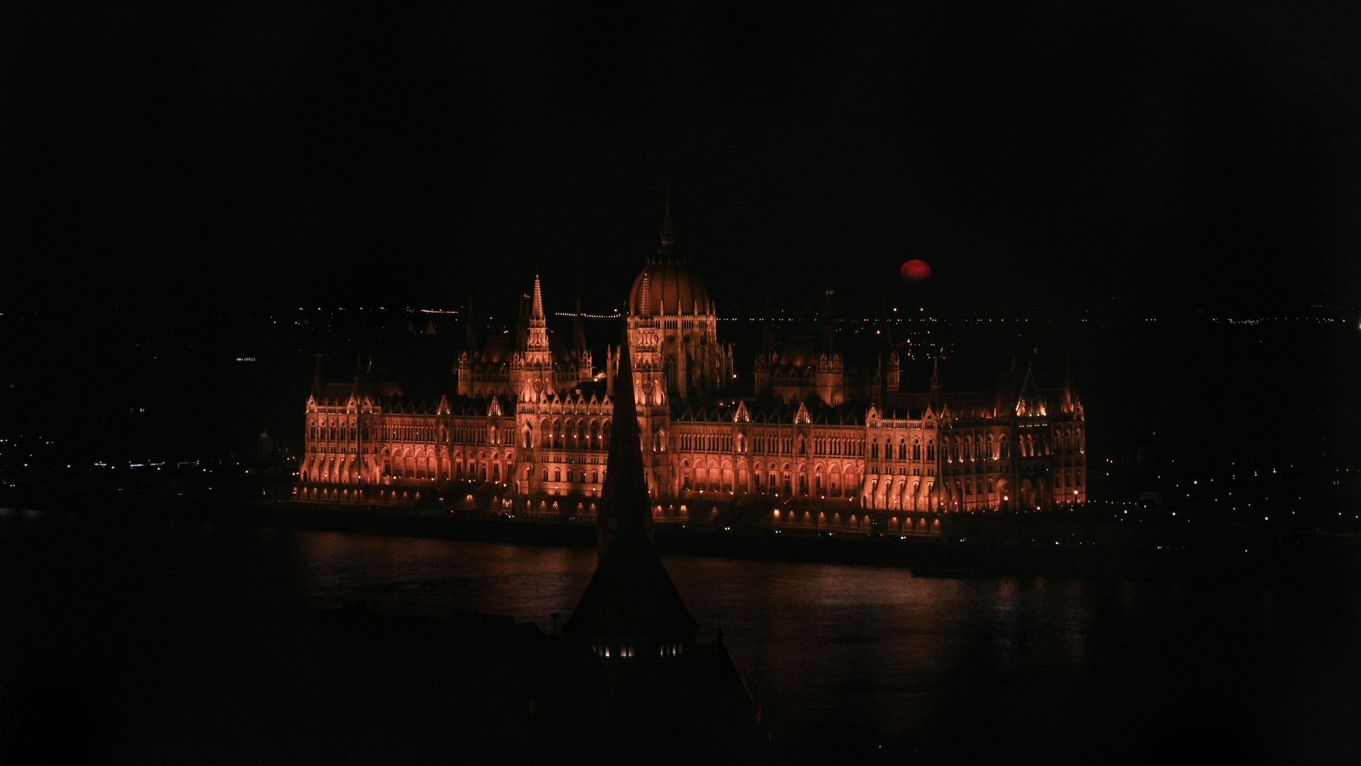 Parlamento de Budapest y Danubio de noche