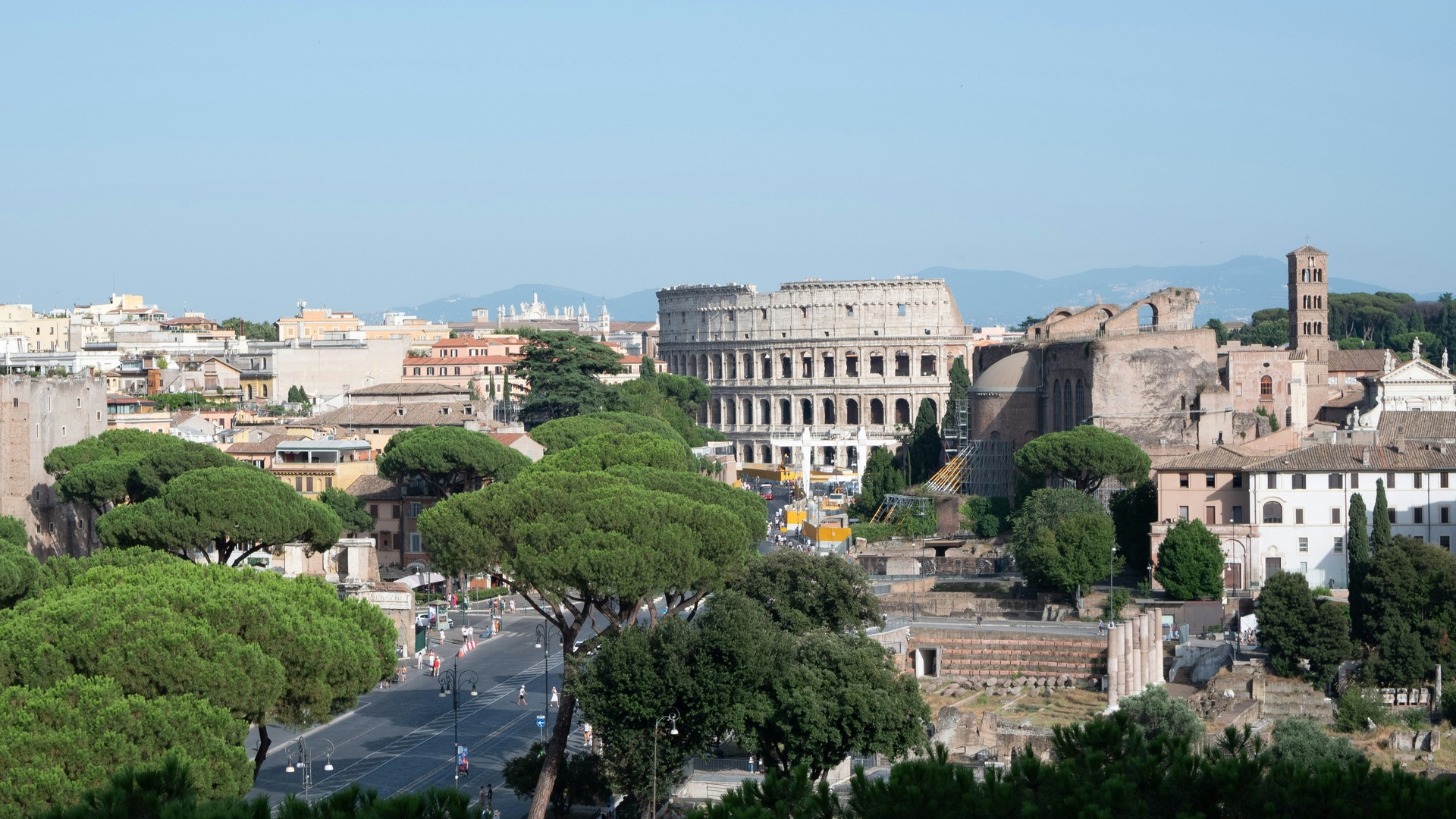 Vista panorámica del Coliseo y el Foro Romano