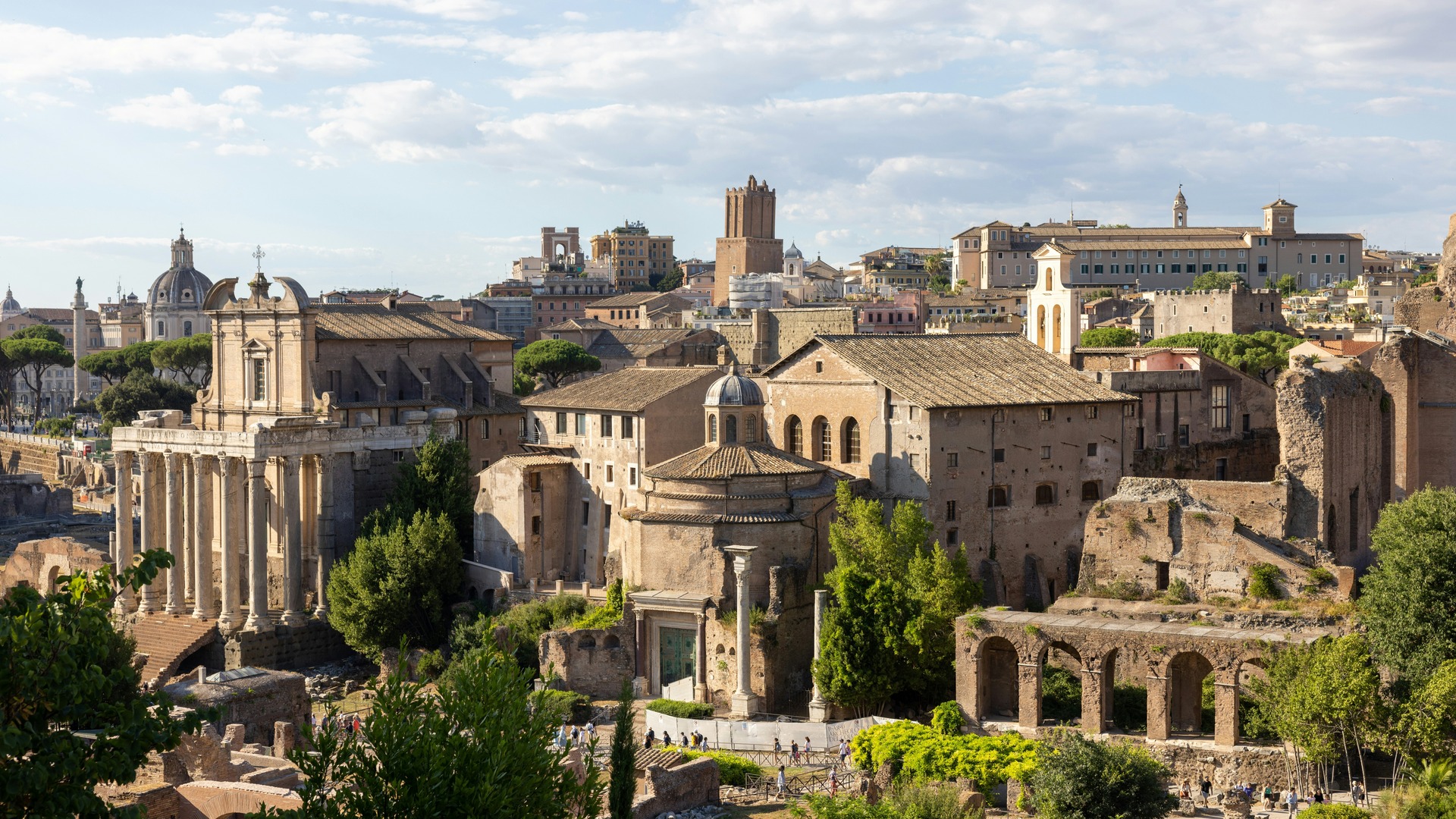 Vista de templos antiguos y edificios históricos en el Foro Romano