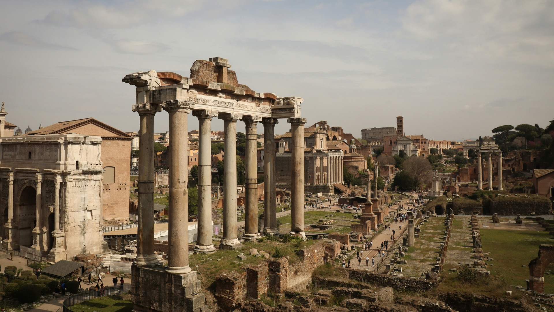 Ruinas de templos antiguos y columnas en el Foro Romano de Roma