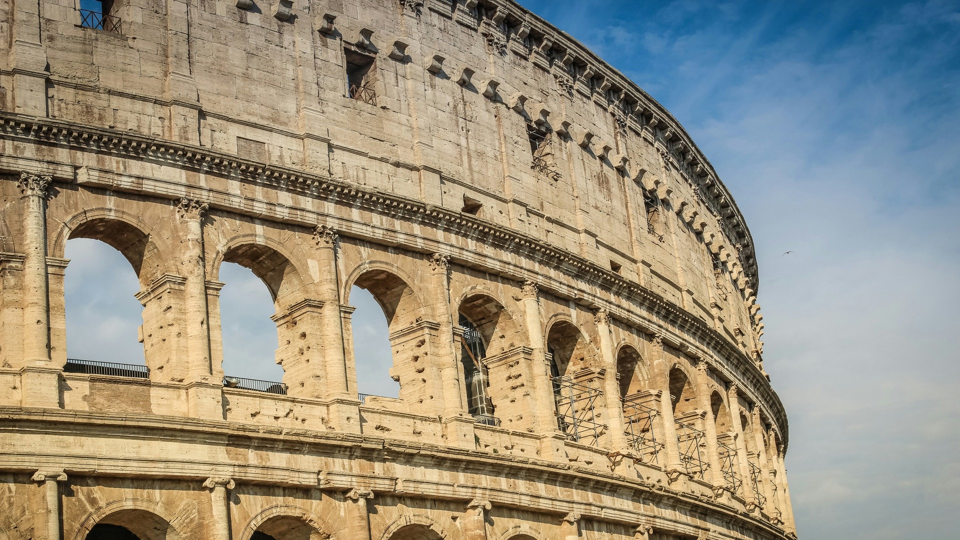 Detalle de los arcos y la fachada del Coliseo Romano en Roma