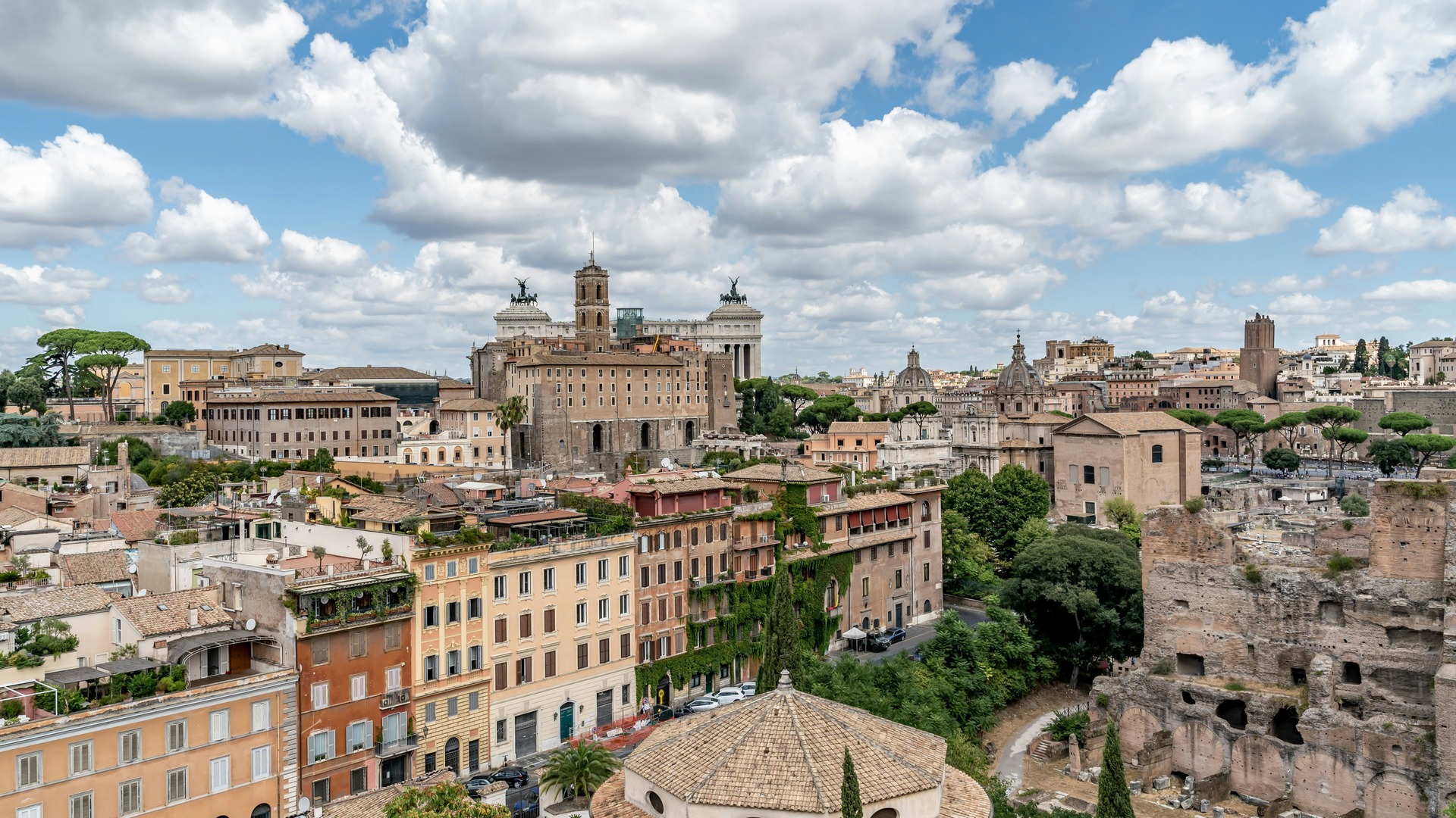 Panorámica de los tejados y monumentos históricos del centro de Roma