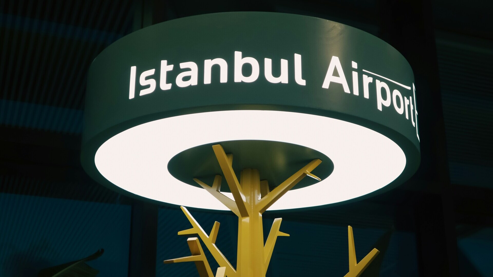Cartel de Istanbul Airport en el aeropuerto de Estambul, Turquía