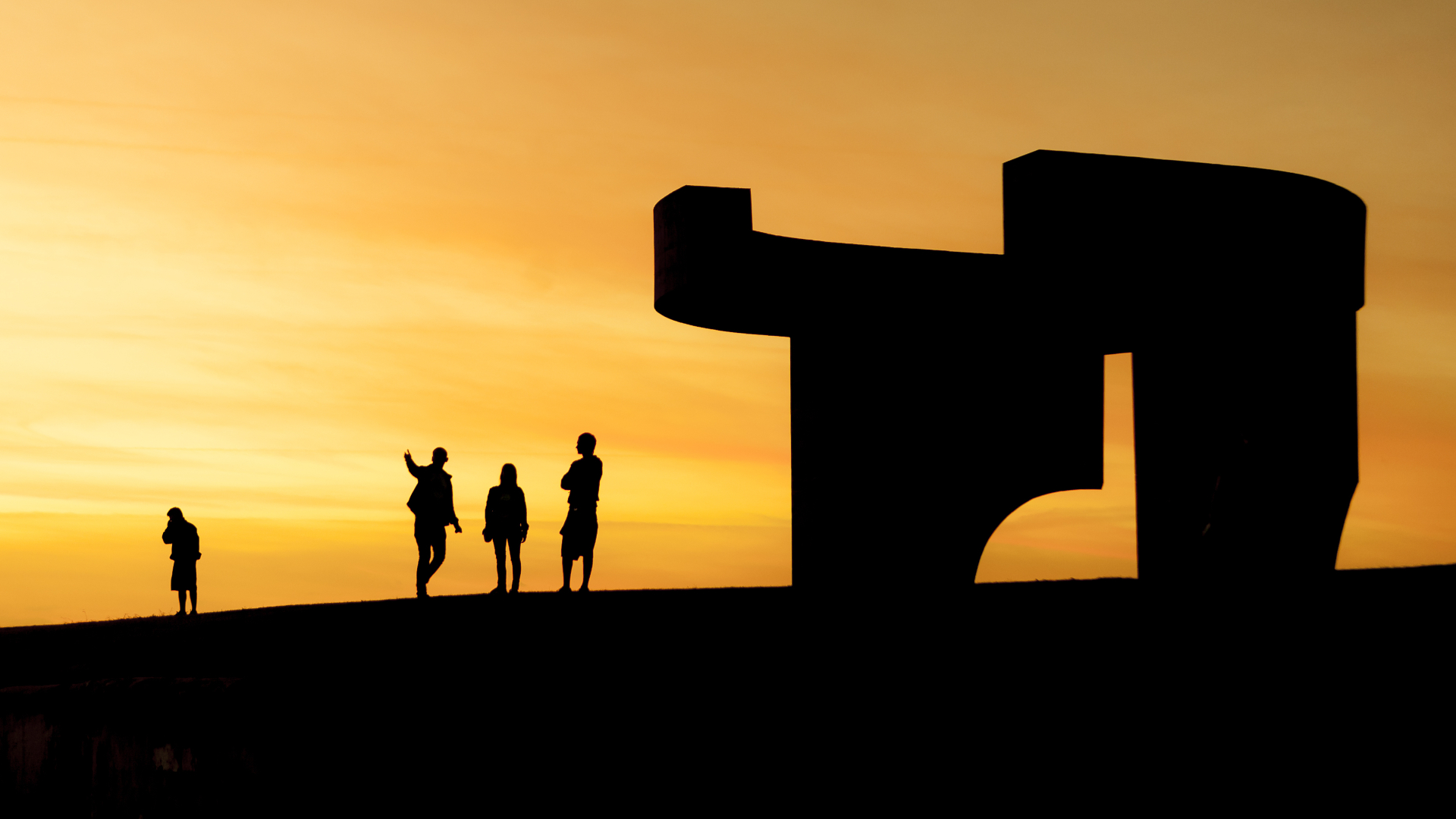 Elogio al Horizonte al atardecer con personas próximas al mismo