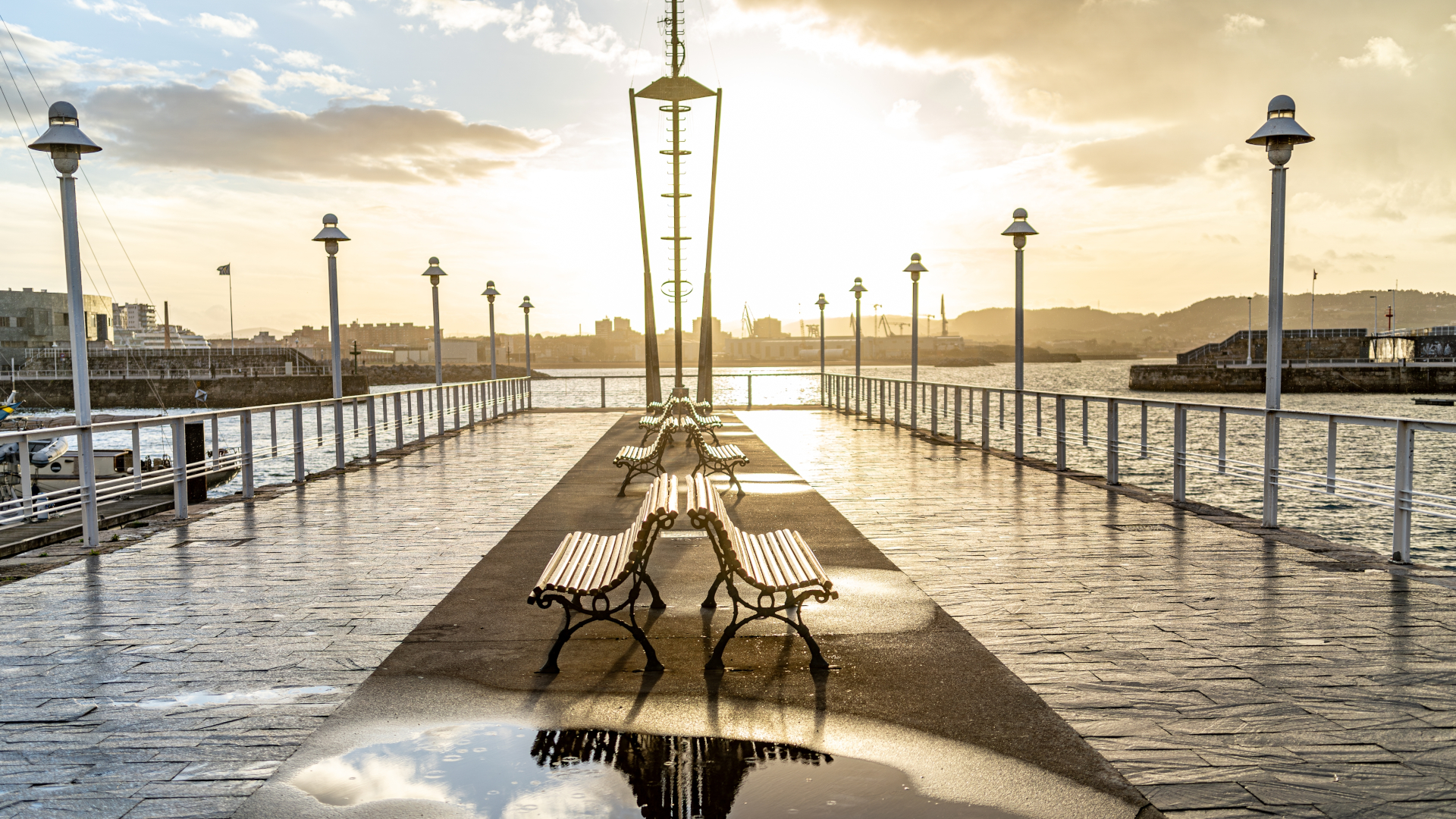 Paseo marítimo de Gijón al atardecer, con farolas y vistas al mar Cantábrico, Asturias, España