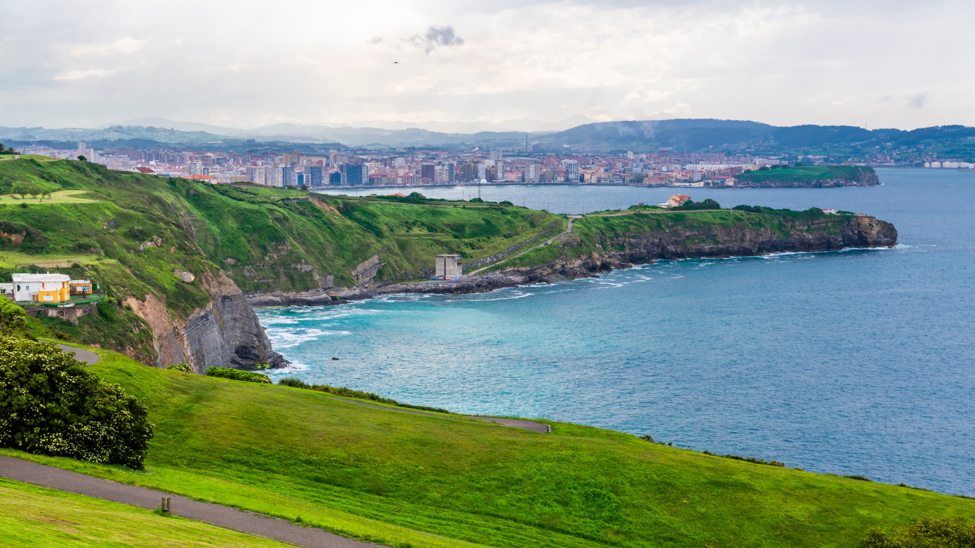 Vista panorámica de la costa de Gijón