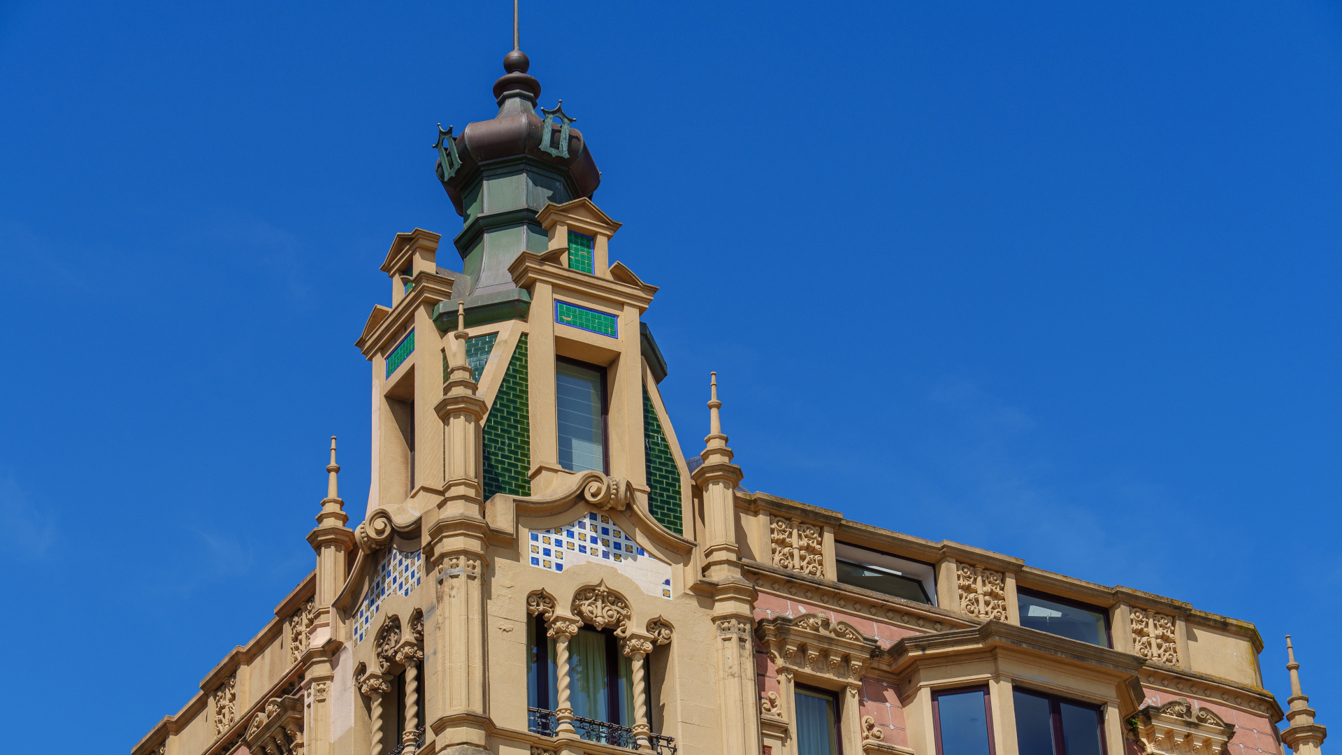 Edificio modernista del arquitecto Manuel del Busto localizado en Gijón, Asturias