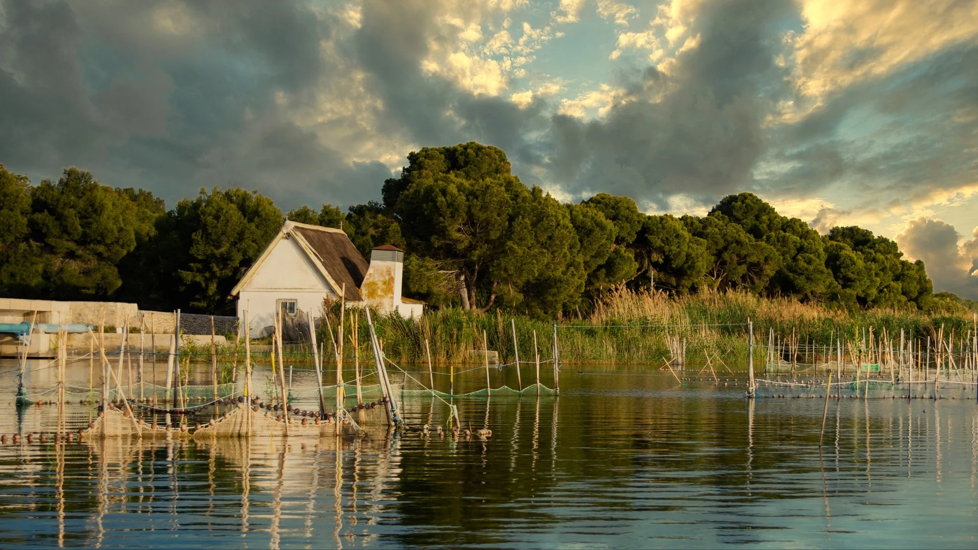 Barraca tradicional y artes de pesca en la Albufera de Valencia.