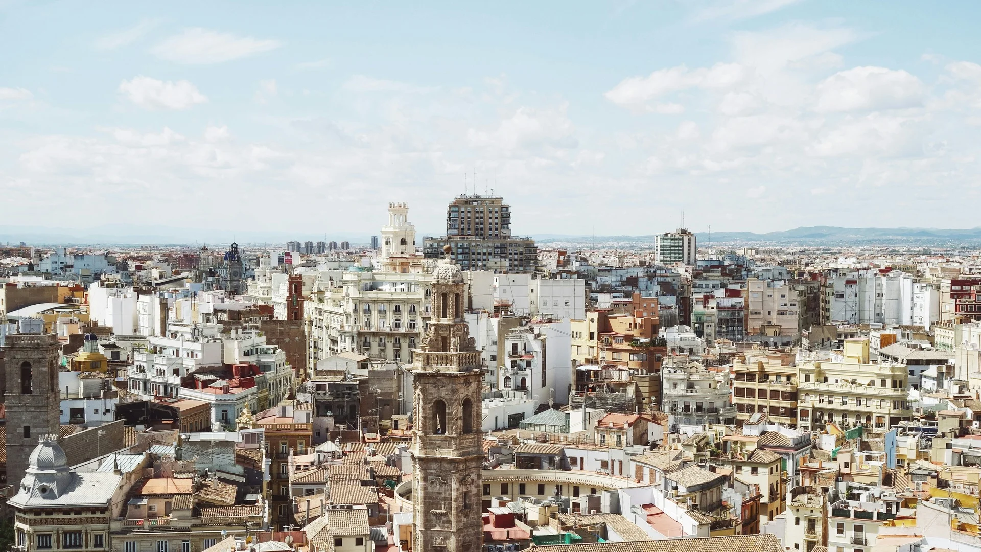 Vista aérea del centro histórico de Valencia y la torre de Santa Catalina