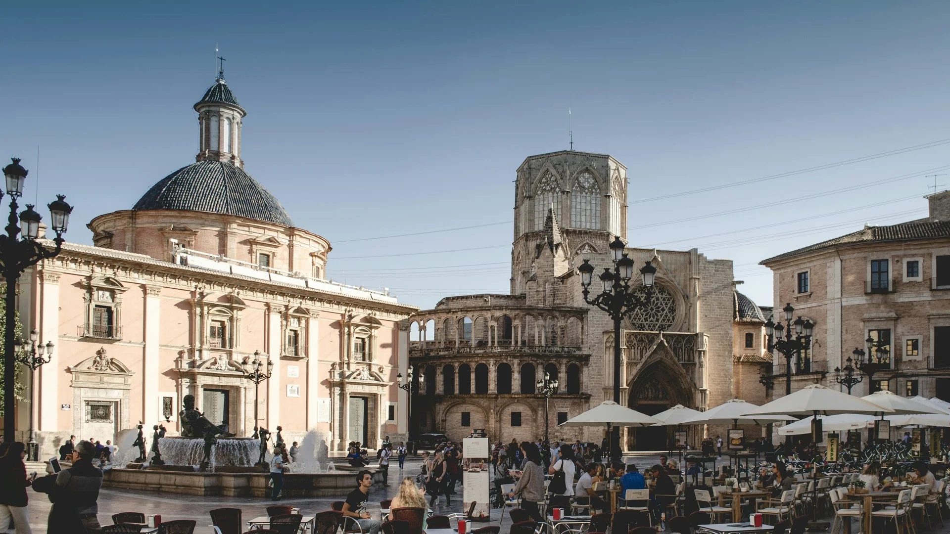 Plaza de la Virgen con la Catedral y la Basílica en el centro de Valencia