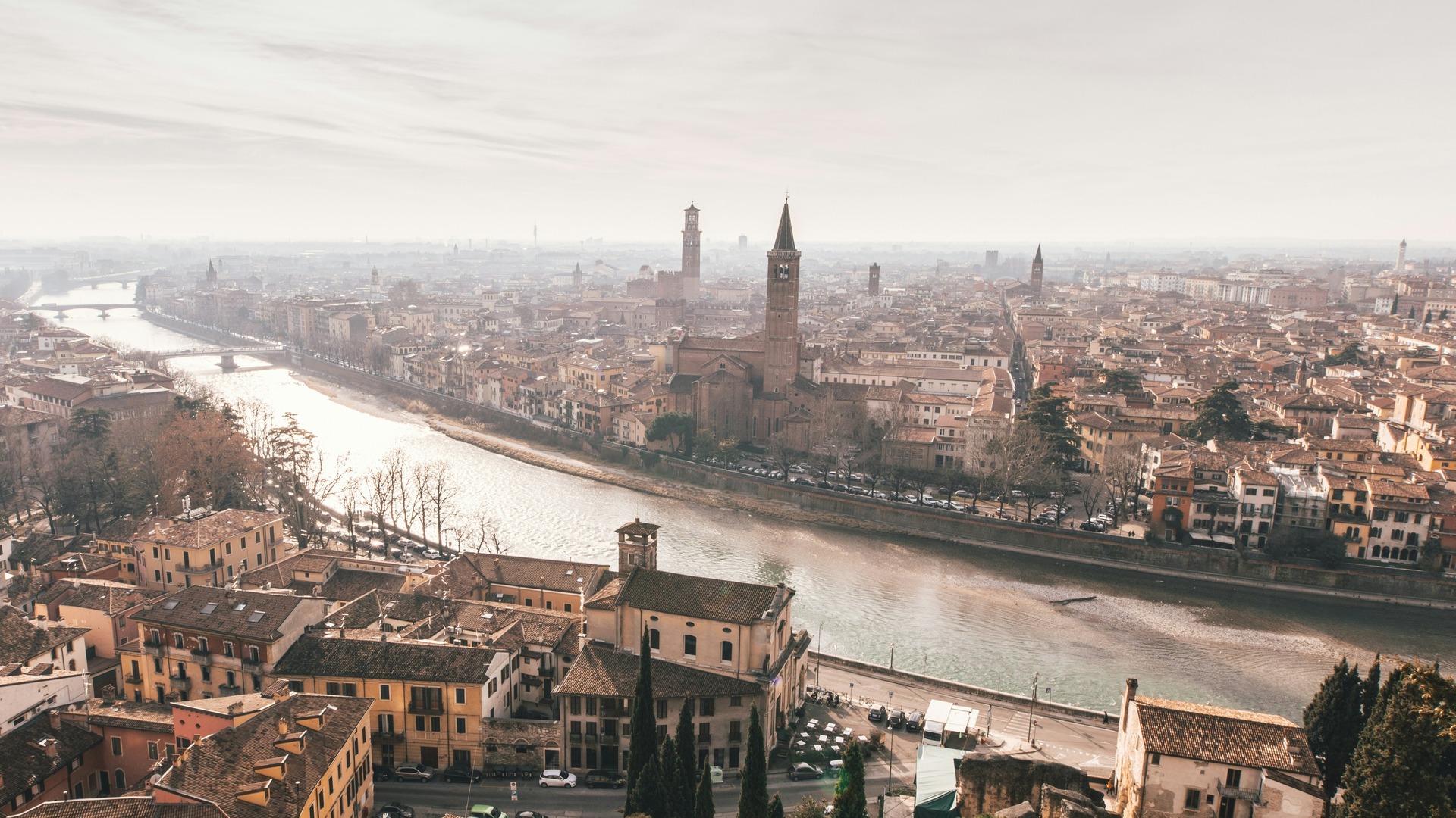 Vista del río Adigio y el centro histórico de Verona desde un mirador, Italia