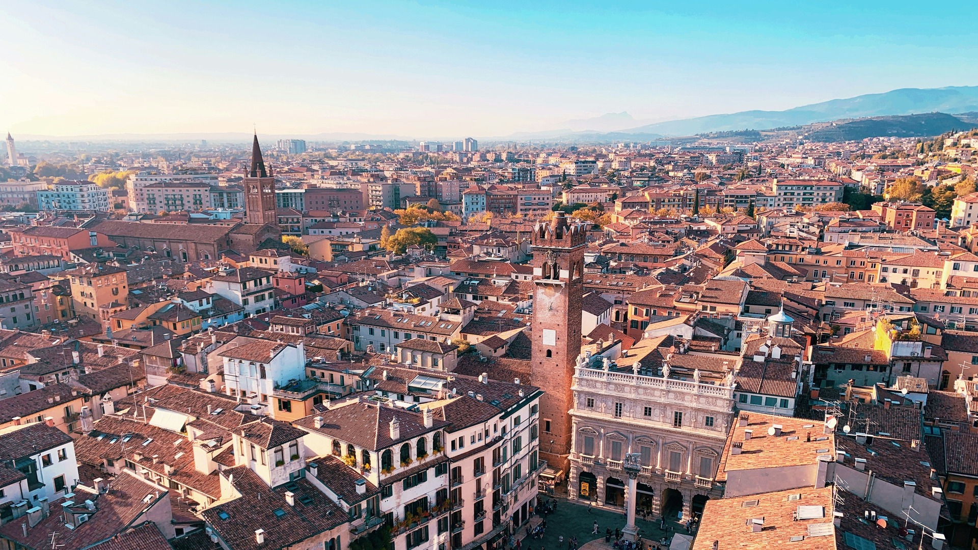 Vista aérea del centro histórico de Verona con sus tejados y torres, Italia