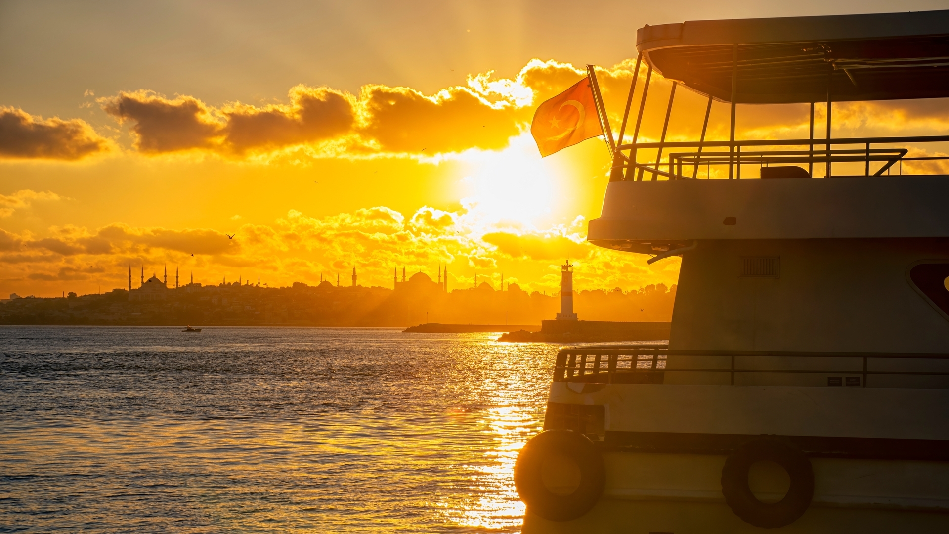 Atardecer en yate por el Bósforo en Estambul, Turquía