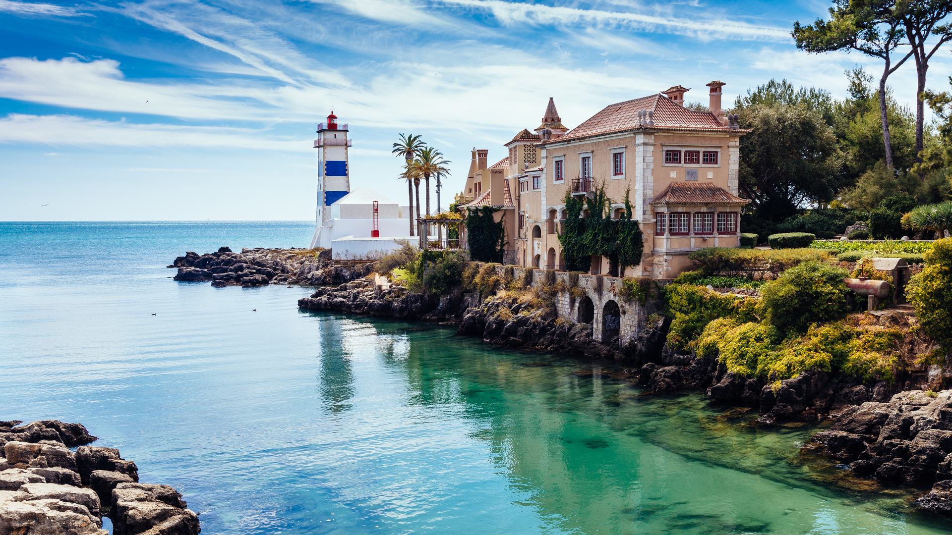 Faro de Santa Marta y casa costera en Cascais.