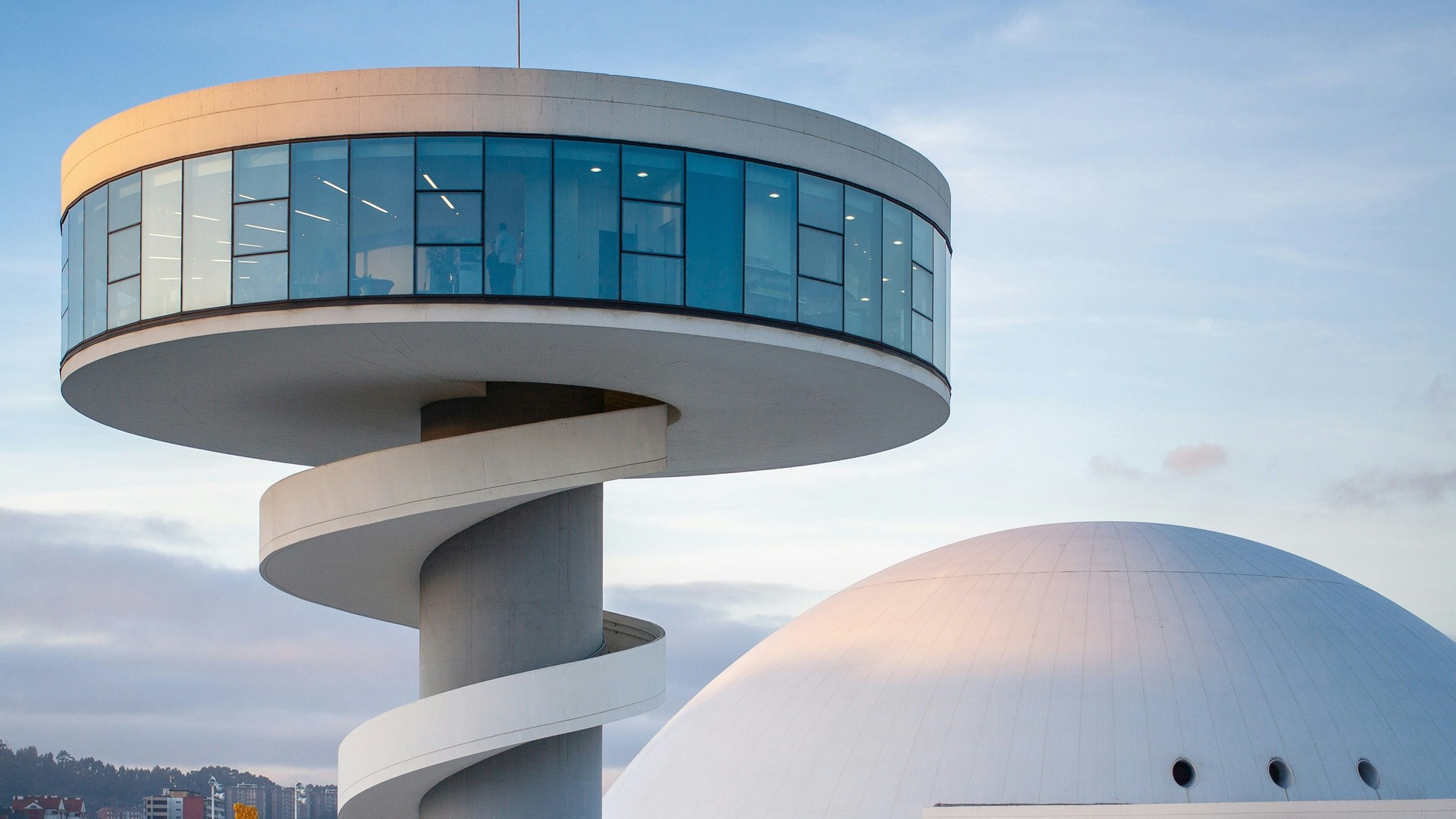 Cúpula y torre del Centro Niemeyer en Avilés al atardecer