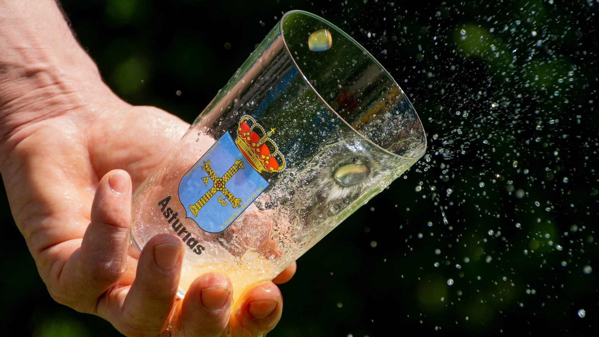 Escanciado de sidra asturiana tradicional durante espicha en Avilés