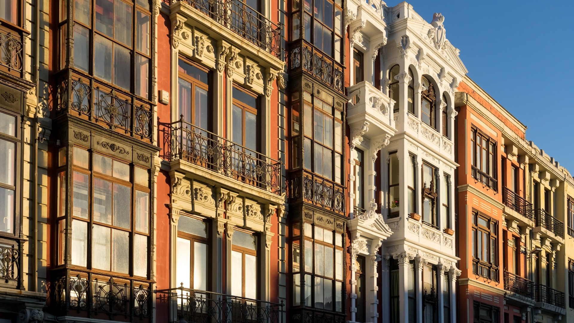 Balcones y fachadas modernistas del centro histórico de Avilés