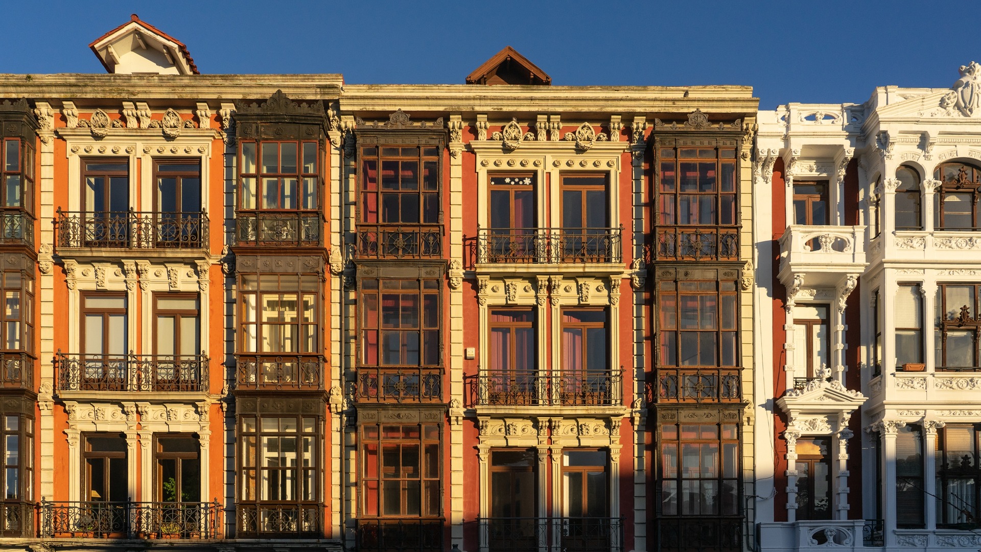 Fachadas coloridas del casco histórico de Avilés al atardecer