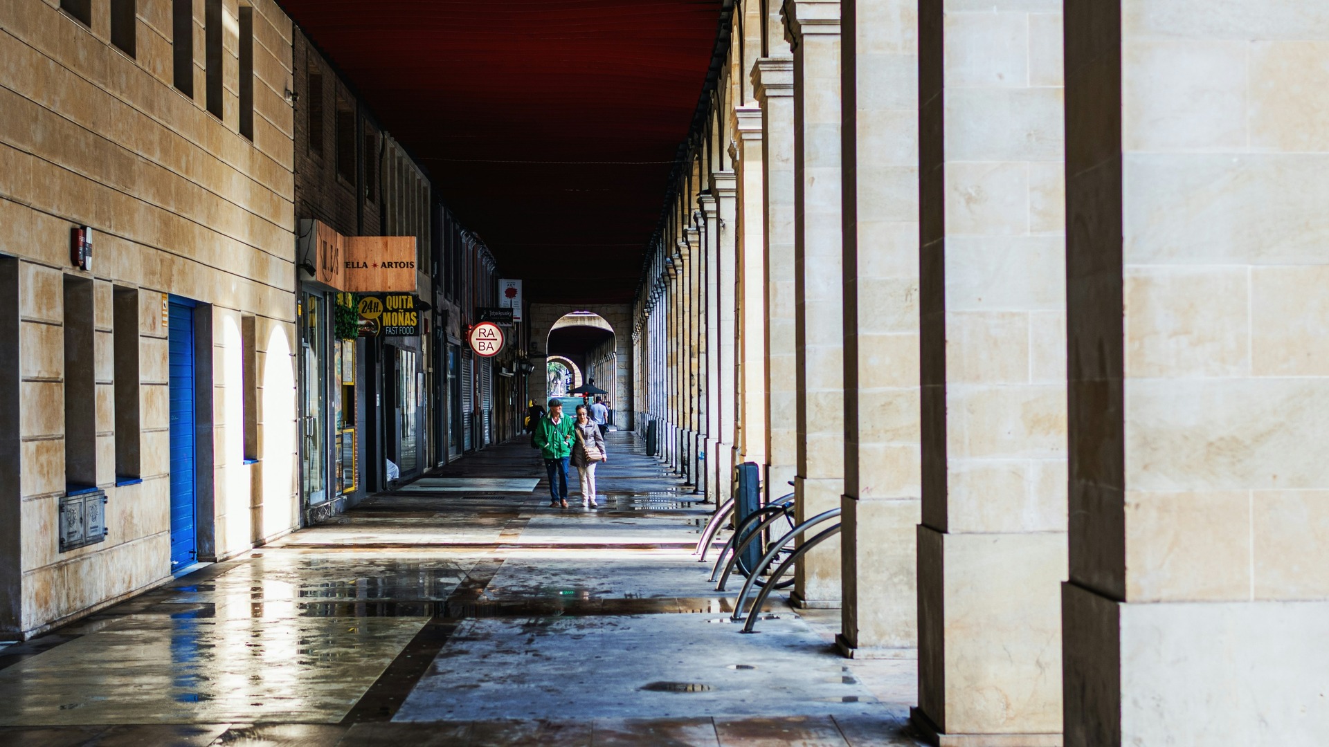 Soportales del centro de Gijón durante visita guiada