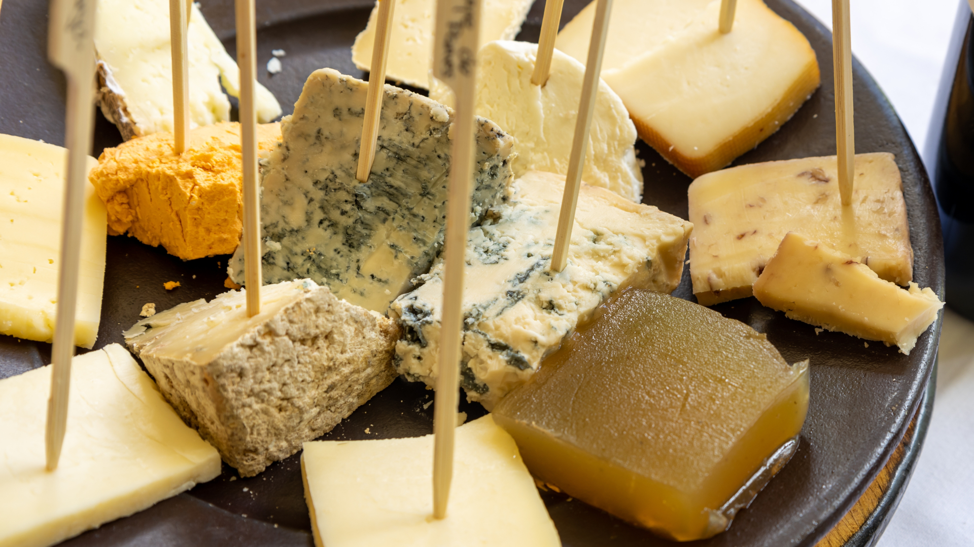 Cata de quesos asturianos durante visita guiada en Oviedo