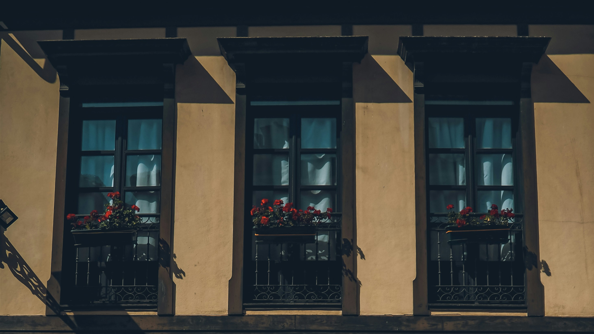 Fachada con balcones floridos en el casco histórico de Oviedo