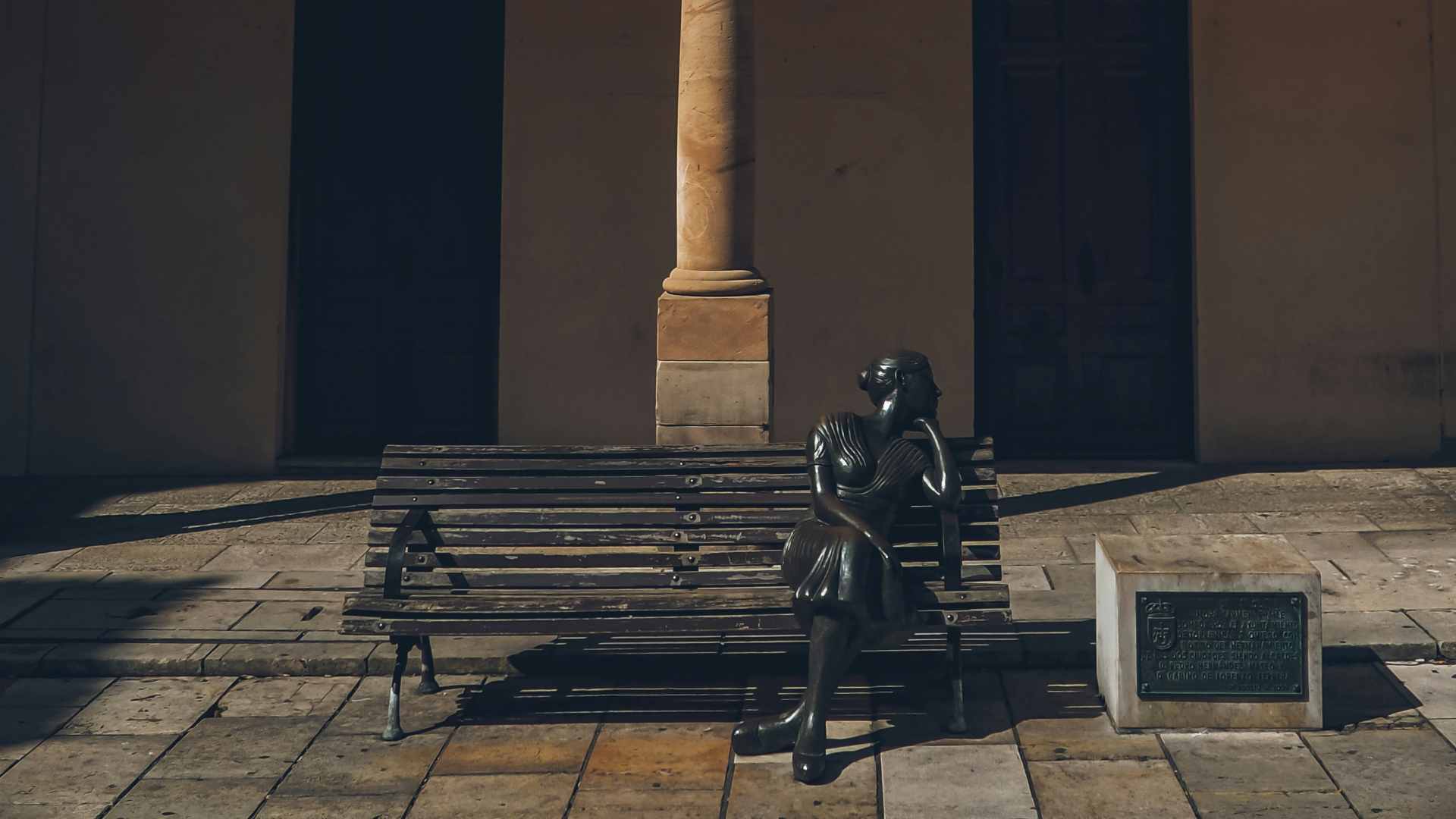Escultura "La Bella Lola" en la plaza del Fontán, Oviedo