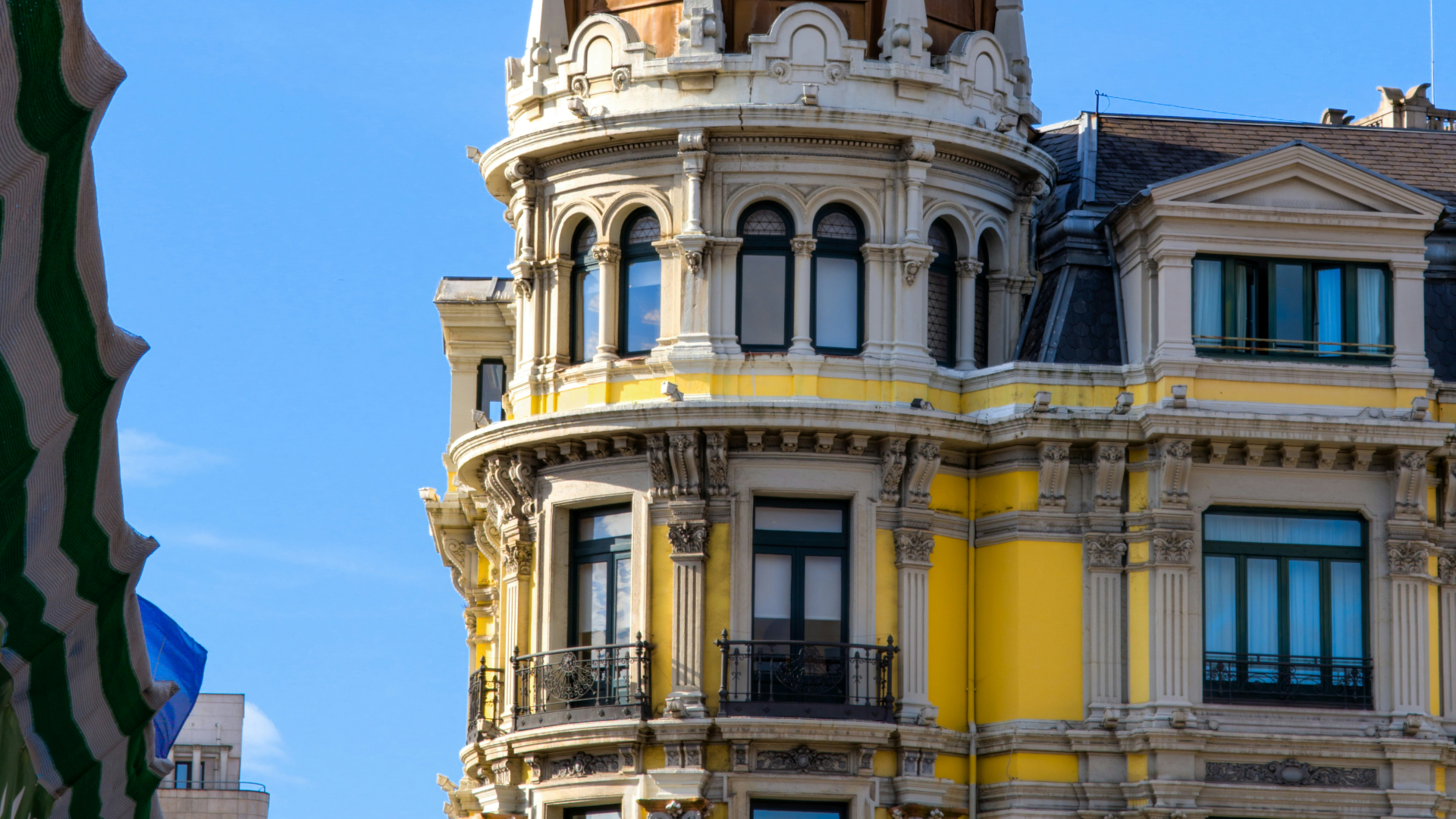Edificio histórico amarillo en el centro de Oviedo