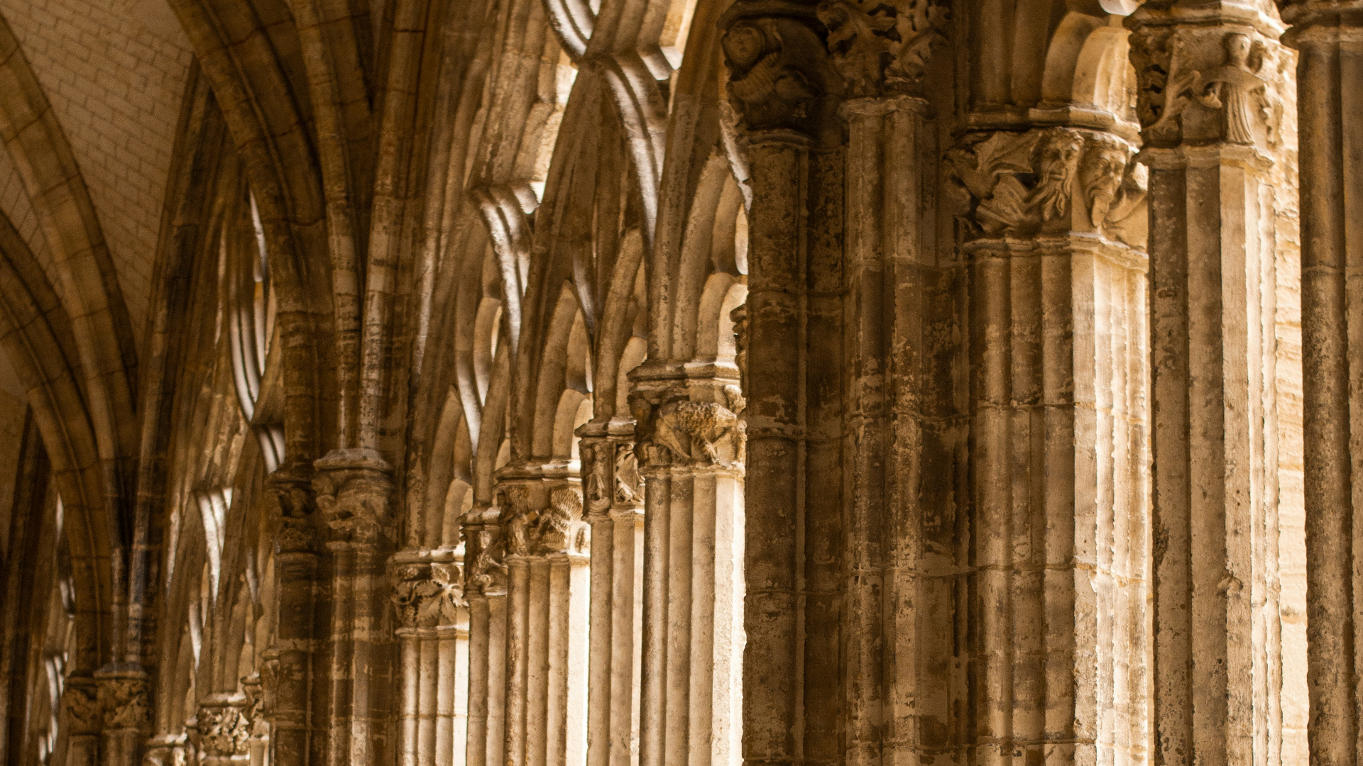 Arcos y columnas del claustro histórico durante visita guiada en Oviedo