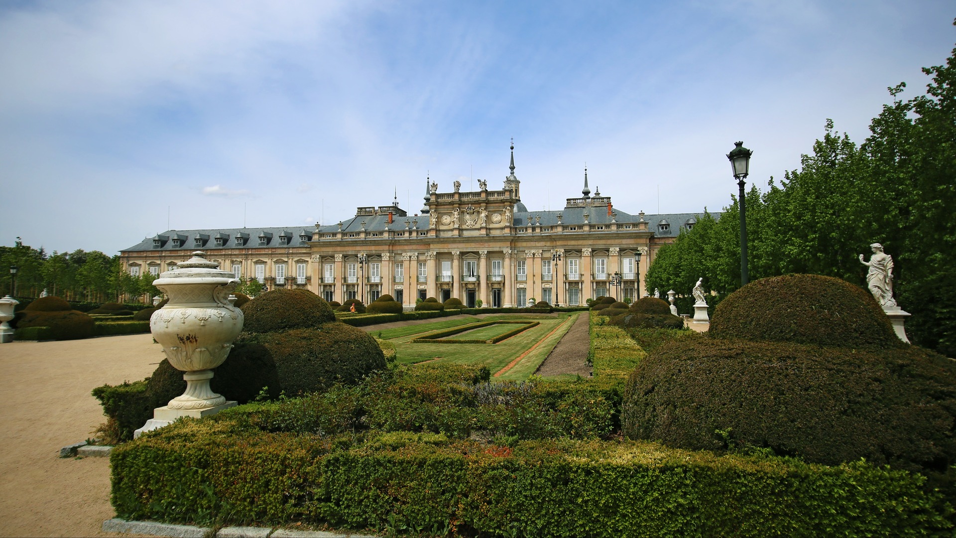 Jardines barrocos y fachada principal del Palacio de La Granja de San Ildefonso