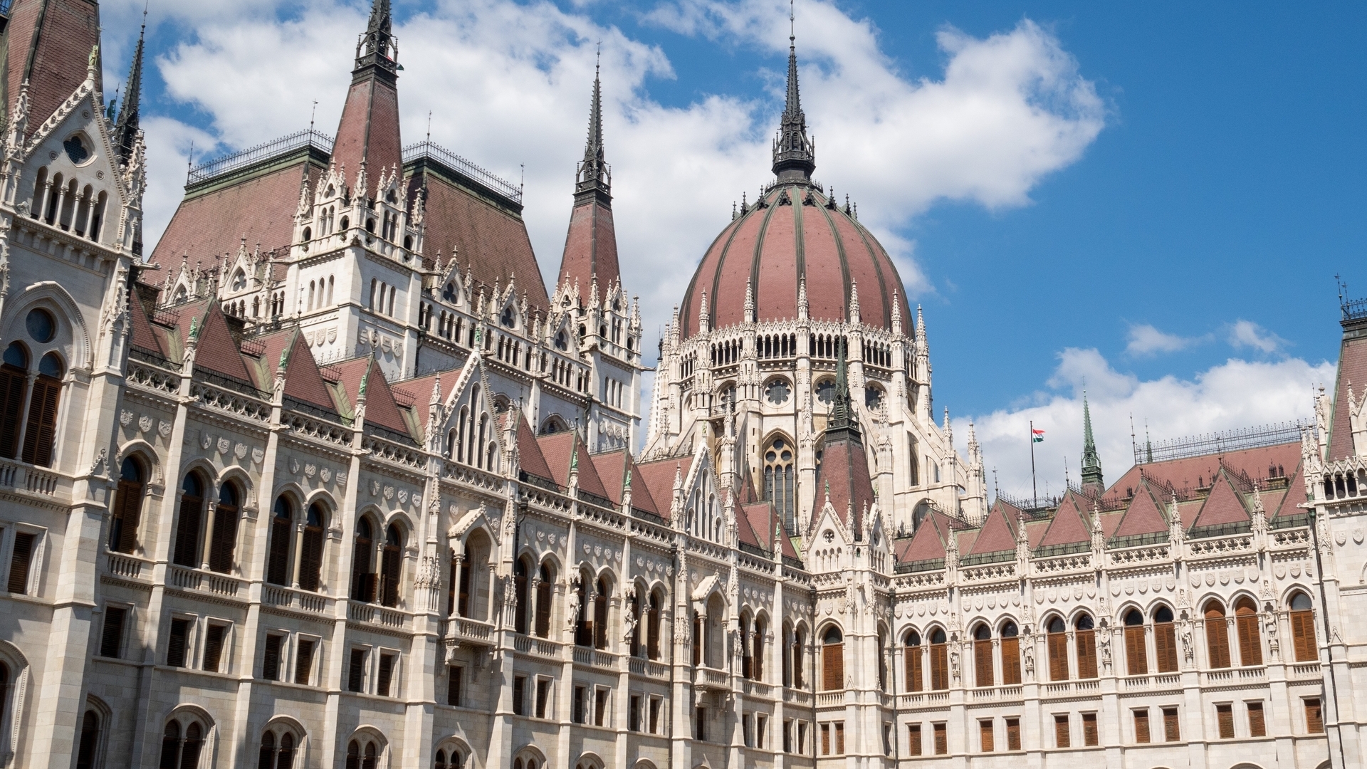 Detalle del edificio del Parlamento de Budapest con su cúpula y torres.