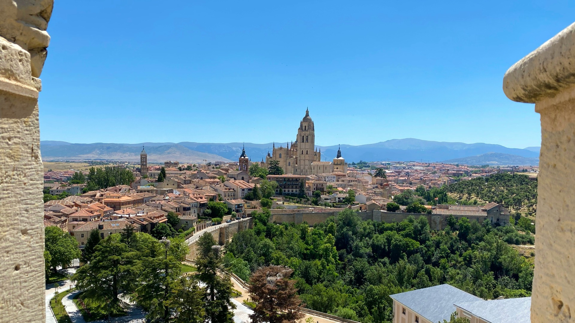 Panorámica de Segovia con la Catedral destacando sobre el horizonte y el valle.